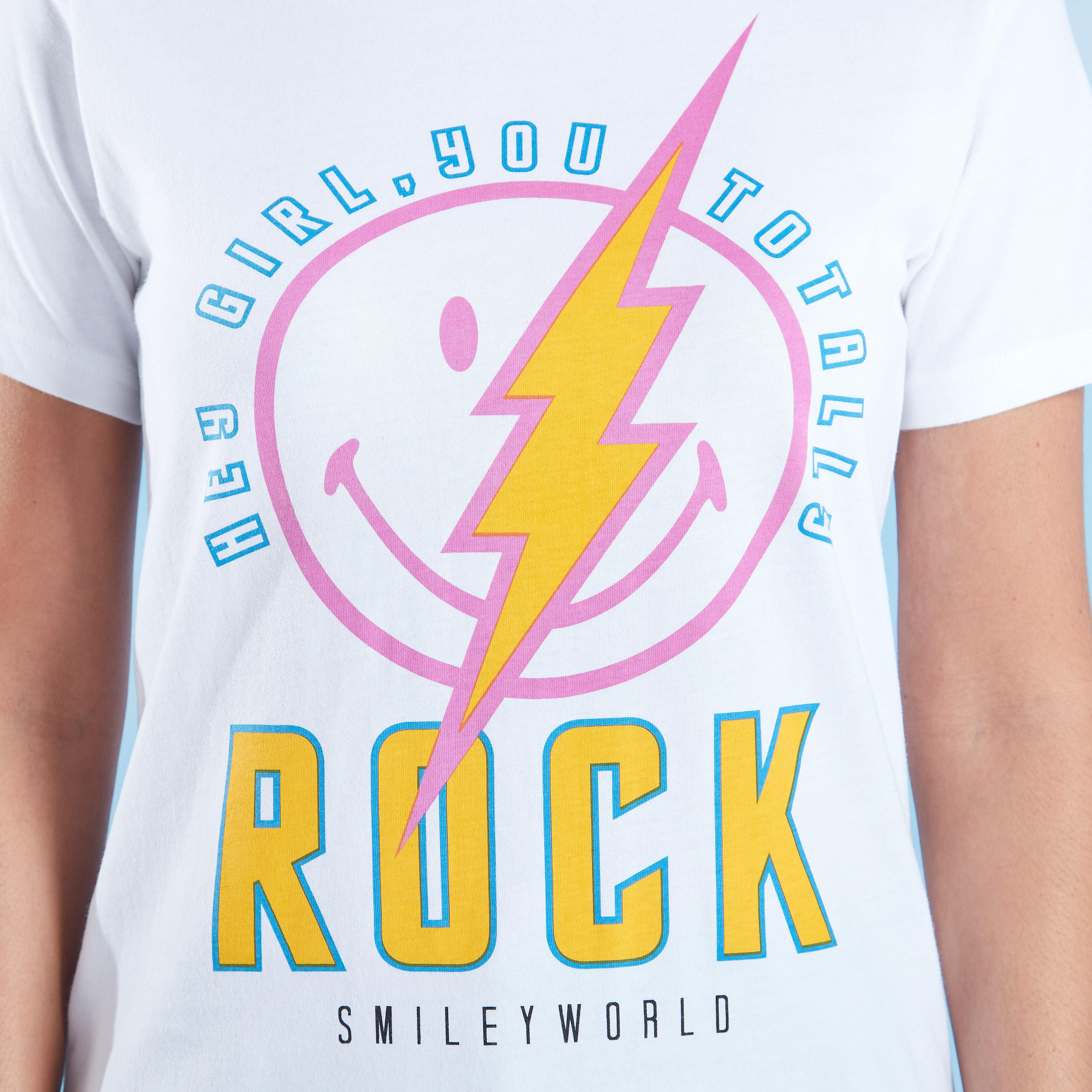 تيشيرت بياقة ضيّقة وأكمام قصيرة وطبعات سمايلي وورلد-women-clothing-tshirts-image-3
