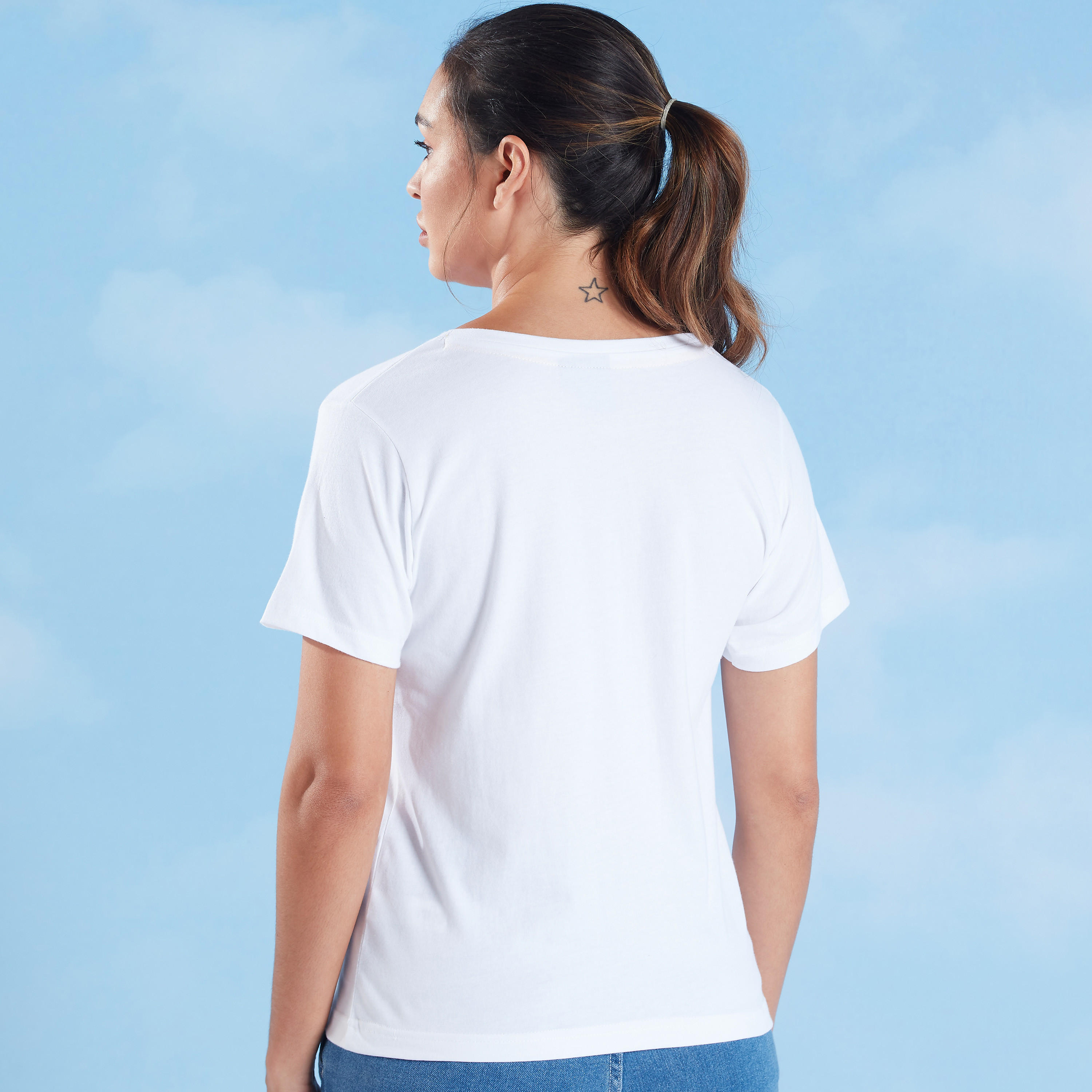 تيشيرت بياقة ضيّقة وأكمام قصيرة وطبعات سمايلي وورلد-women-clothing-tshirts-image-4