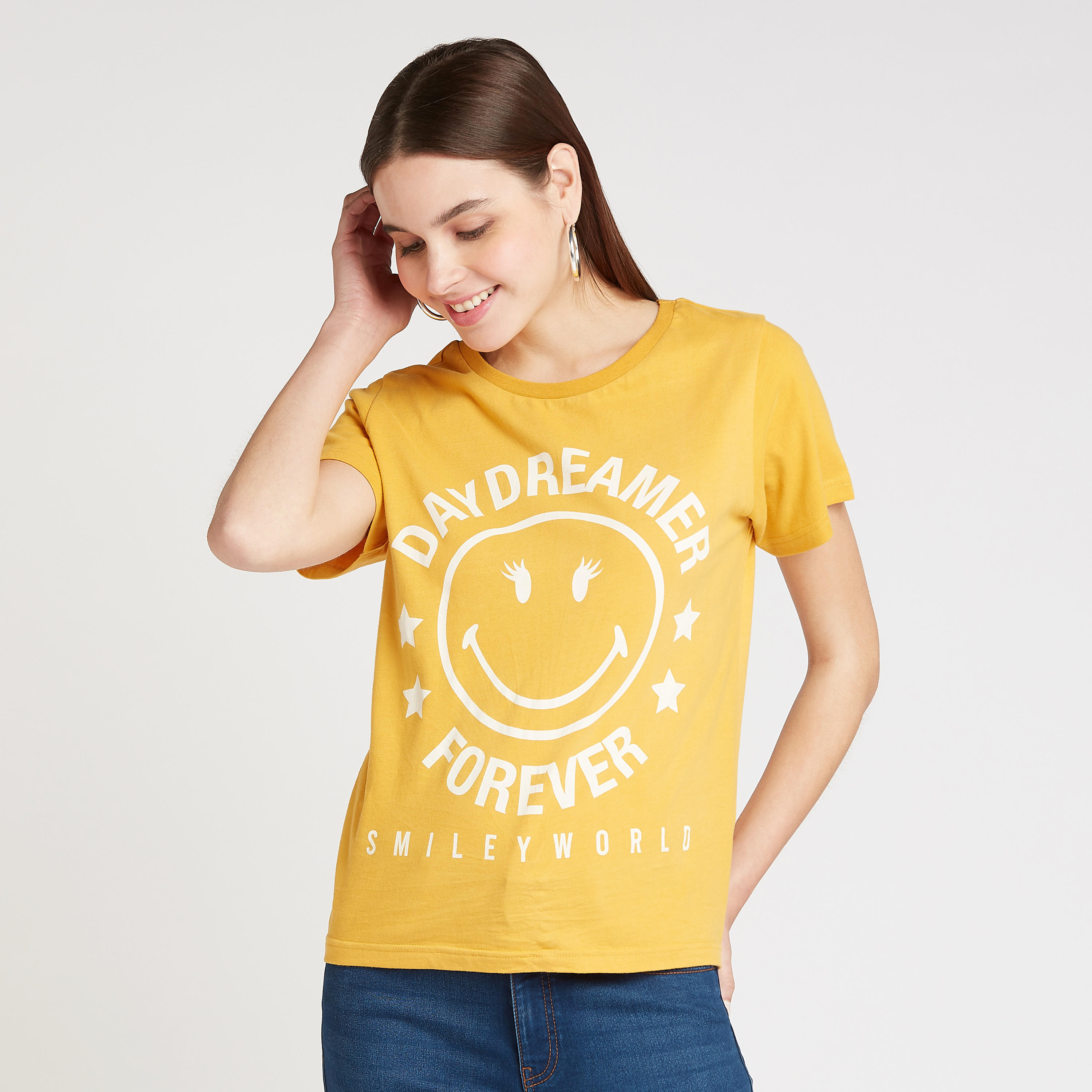 تيشيرت بياقة مستديرة وأكمام قصيرة وطبعات سمايلي وورلد-women-clothing-tshirts-image-1