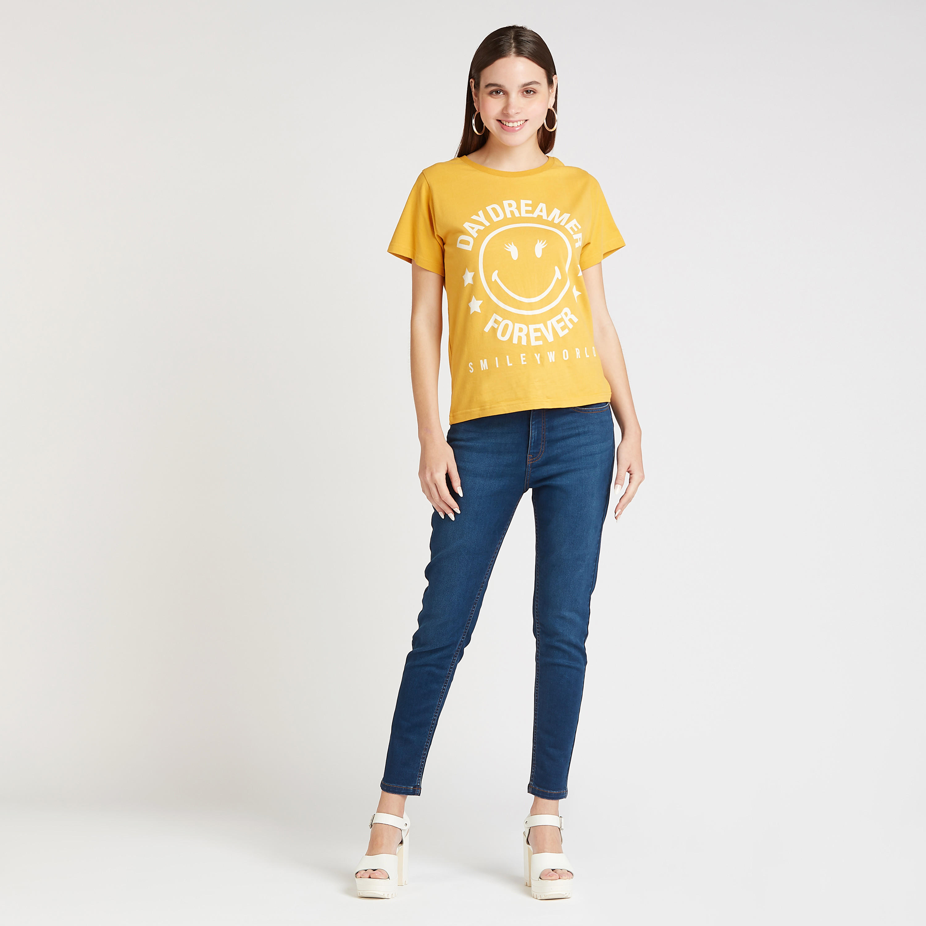 تيشيرت بياقة مستديرة وأكمام قصيرة وطبعات سمايلي وورلد-women-clothing-tshirts-image-2