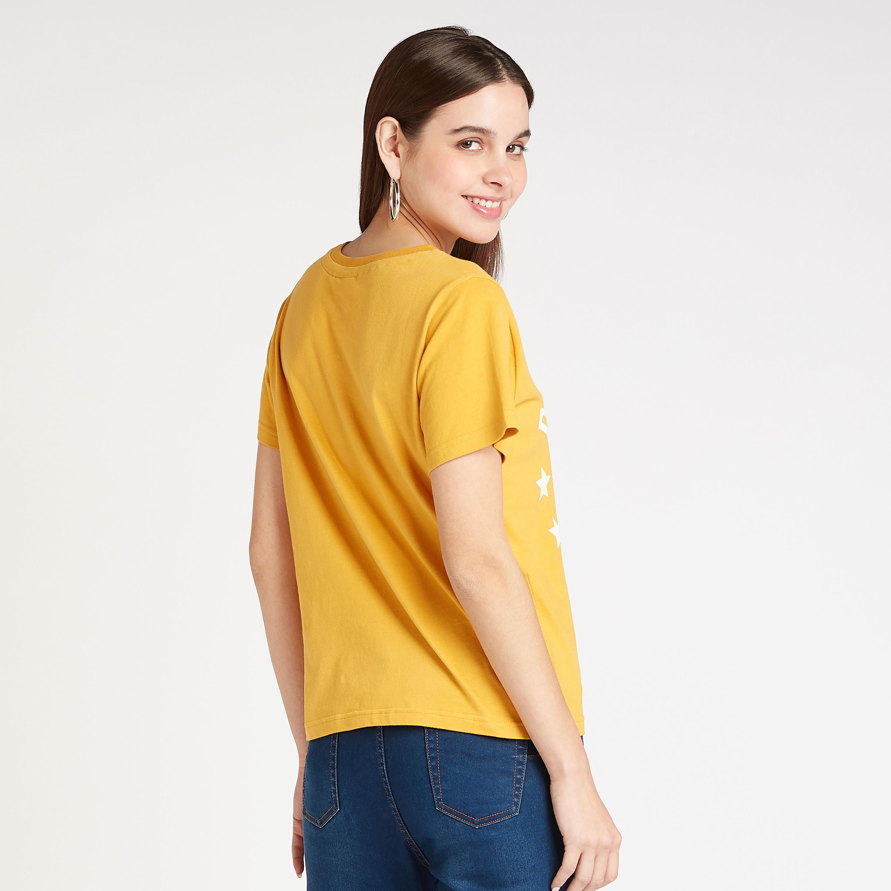 تيشيرت بياقة مستديرة وأكمام قصيرة وطبعات سمايلي وورلد-women-clothing-tshirts-image-4