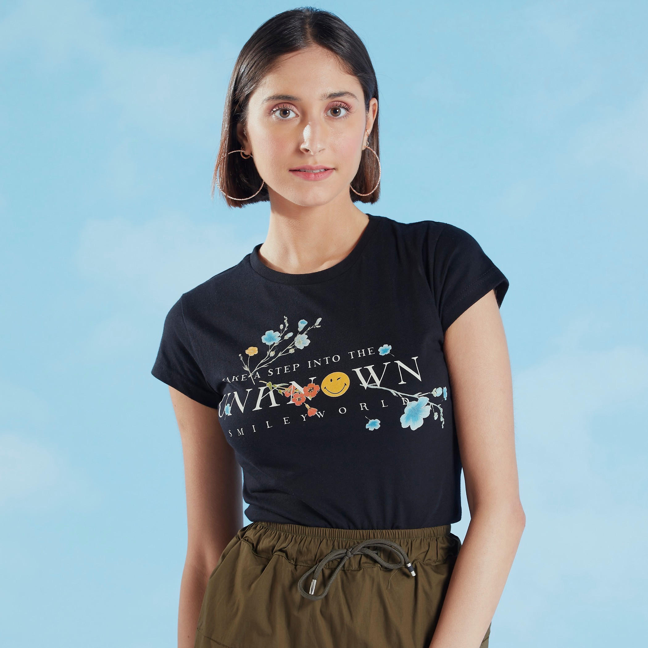 تيشيرت مستدام بياقة ضيقة وأكمام كاب وطبعات سمايلي وورلد-women-clothing-tshirts-image-1