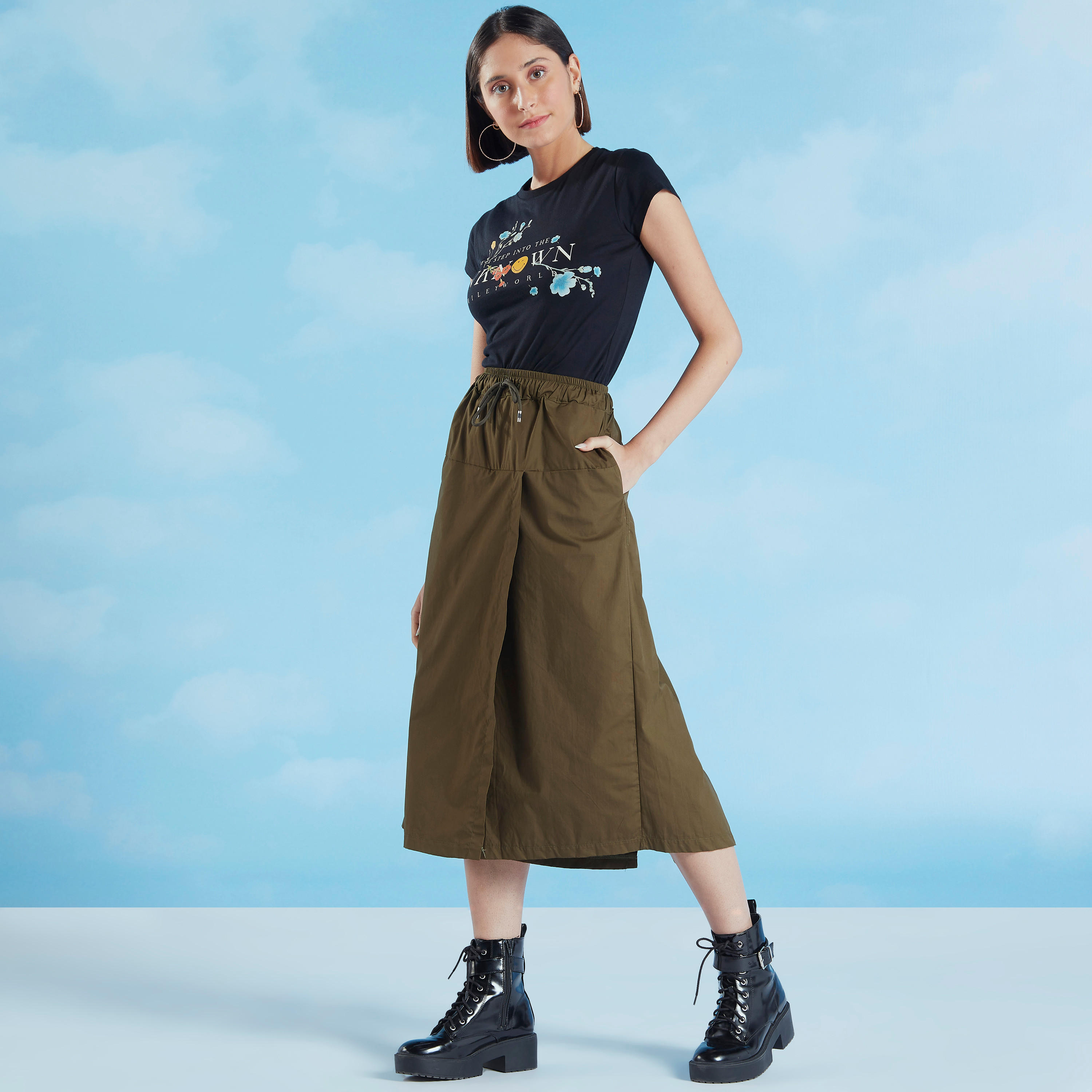تيشيرت مستدام بياقة ضيقة وأكمام كاب وطبعات سمايلي وورلد-women-clothing-tshirts-image-2