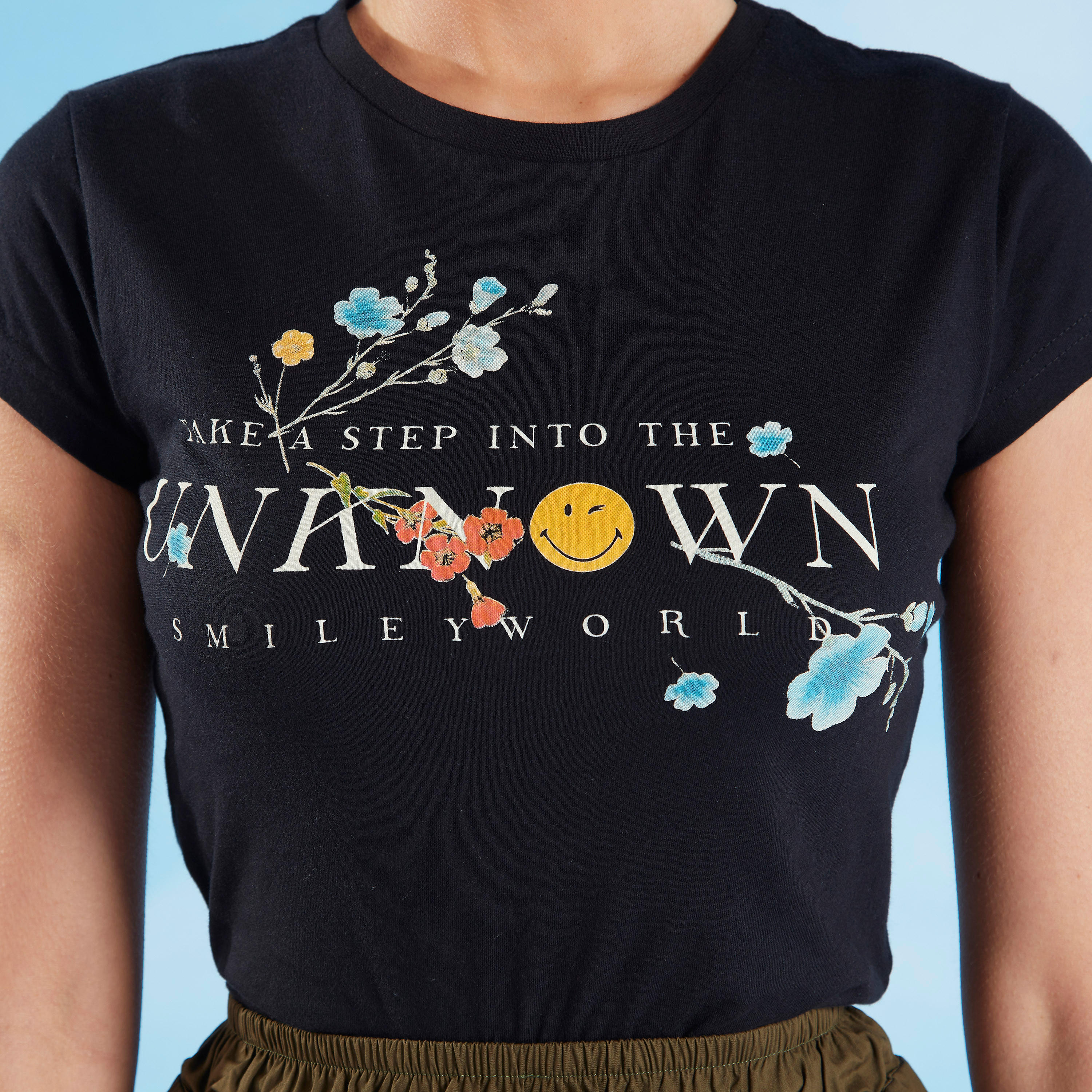 تيشيرت مستدام بياقة ضيقة وأكمام كاب وطبعات سمايلي وورلد-women-clothing-tshirts-image-3