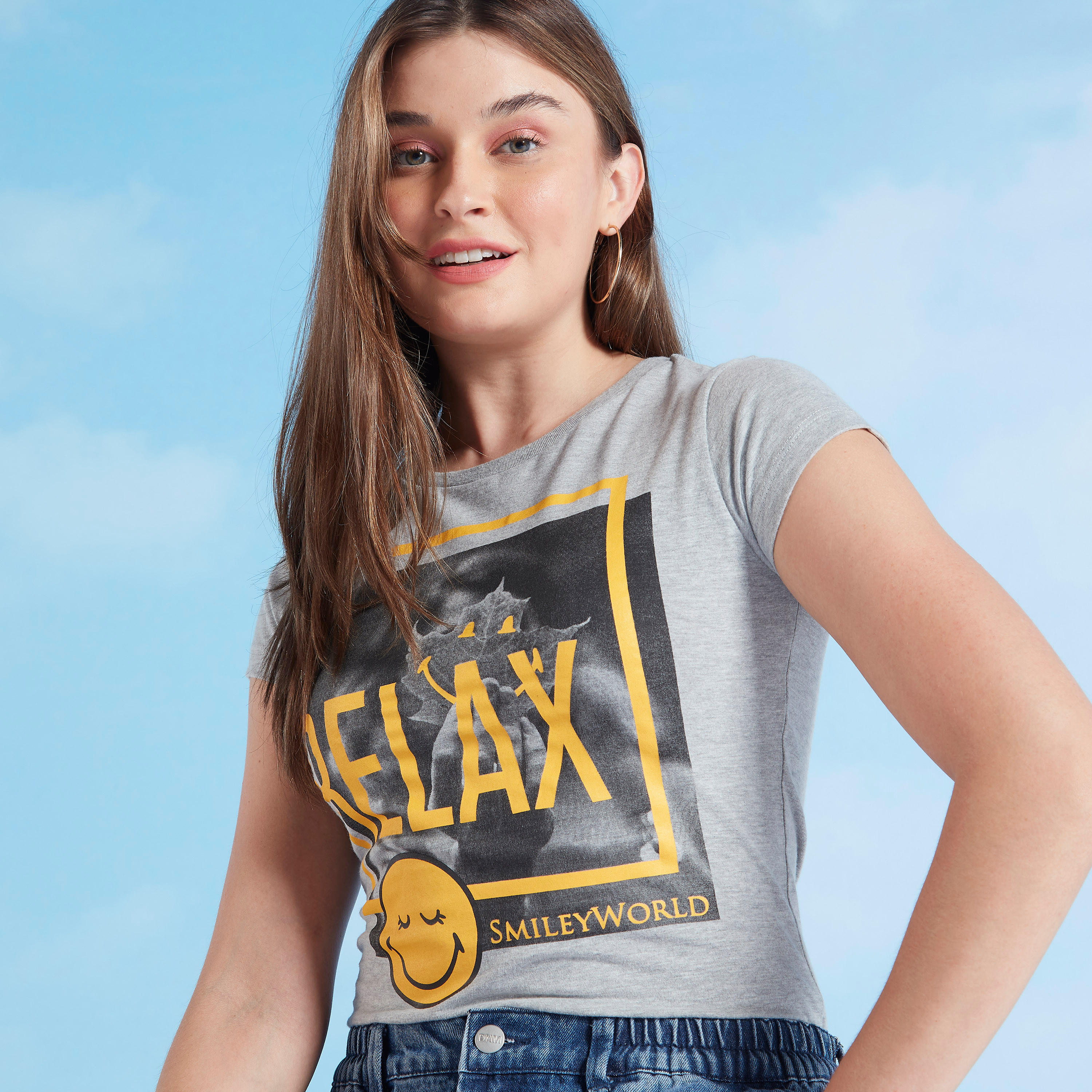 تيشيرت مستدام بياقة ضيّقة وأكمام كاب وطبعات سمايلي وورلد-women-clothing-tshirts-image-1