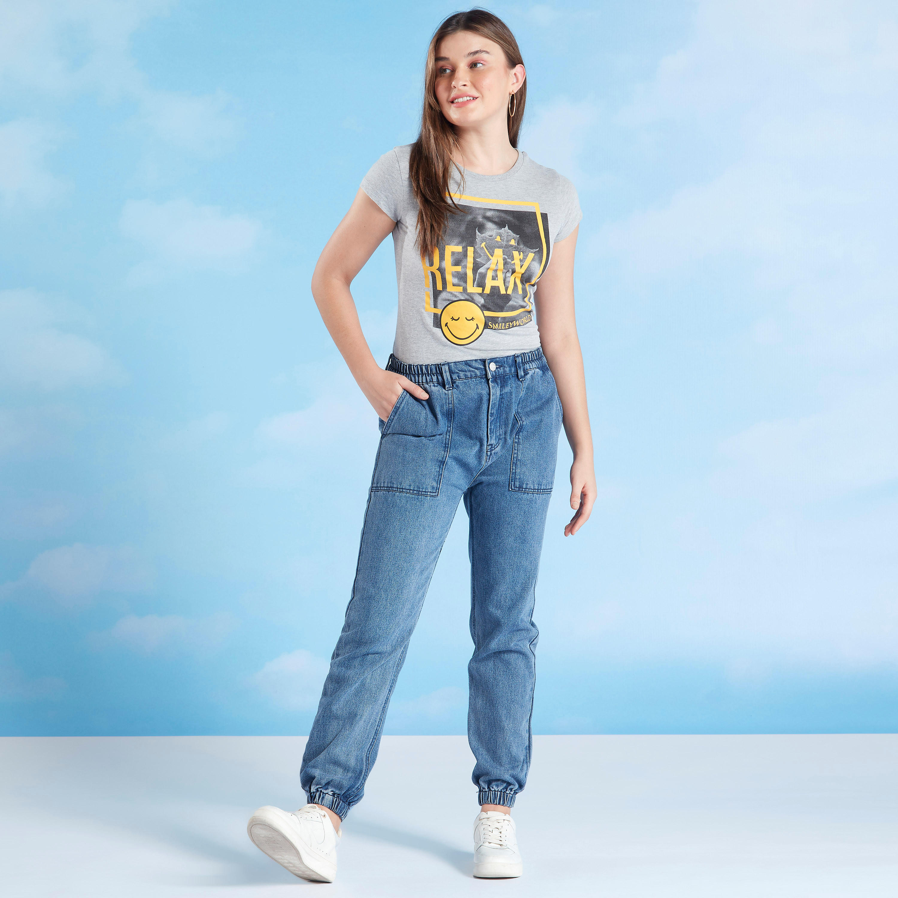 تيشيرت مستدام بياقة ضيّقة وأكمام كاب وطبعات سمايلي وورلد-women-clothing-tshirts-image-2
