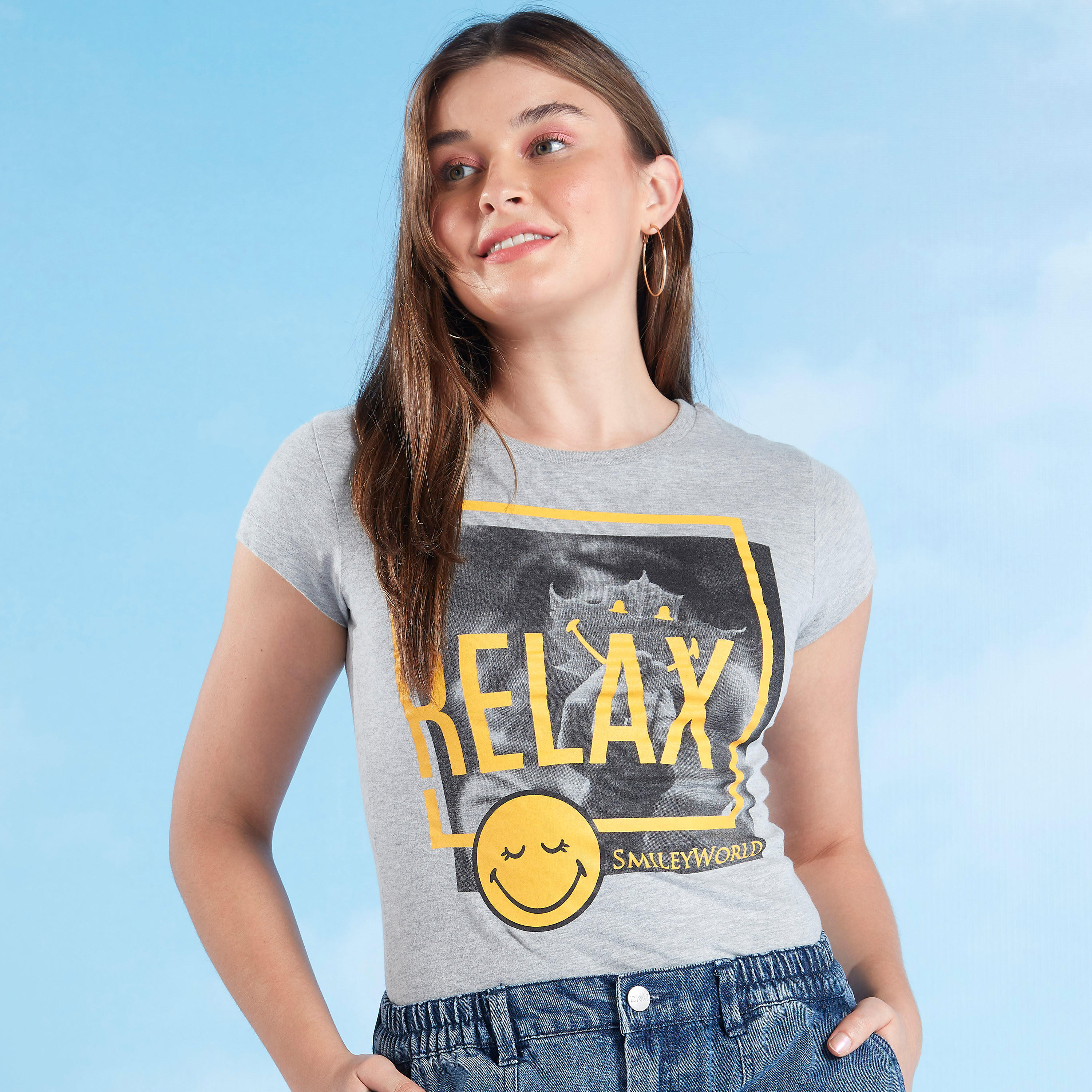 تيشيرت مستدام بياقة ضيّقة وأكمام كاب وطبعات سمايلي وورلد-women-clothing-tshirts-image-3