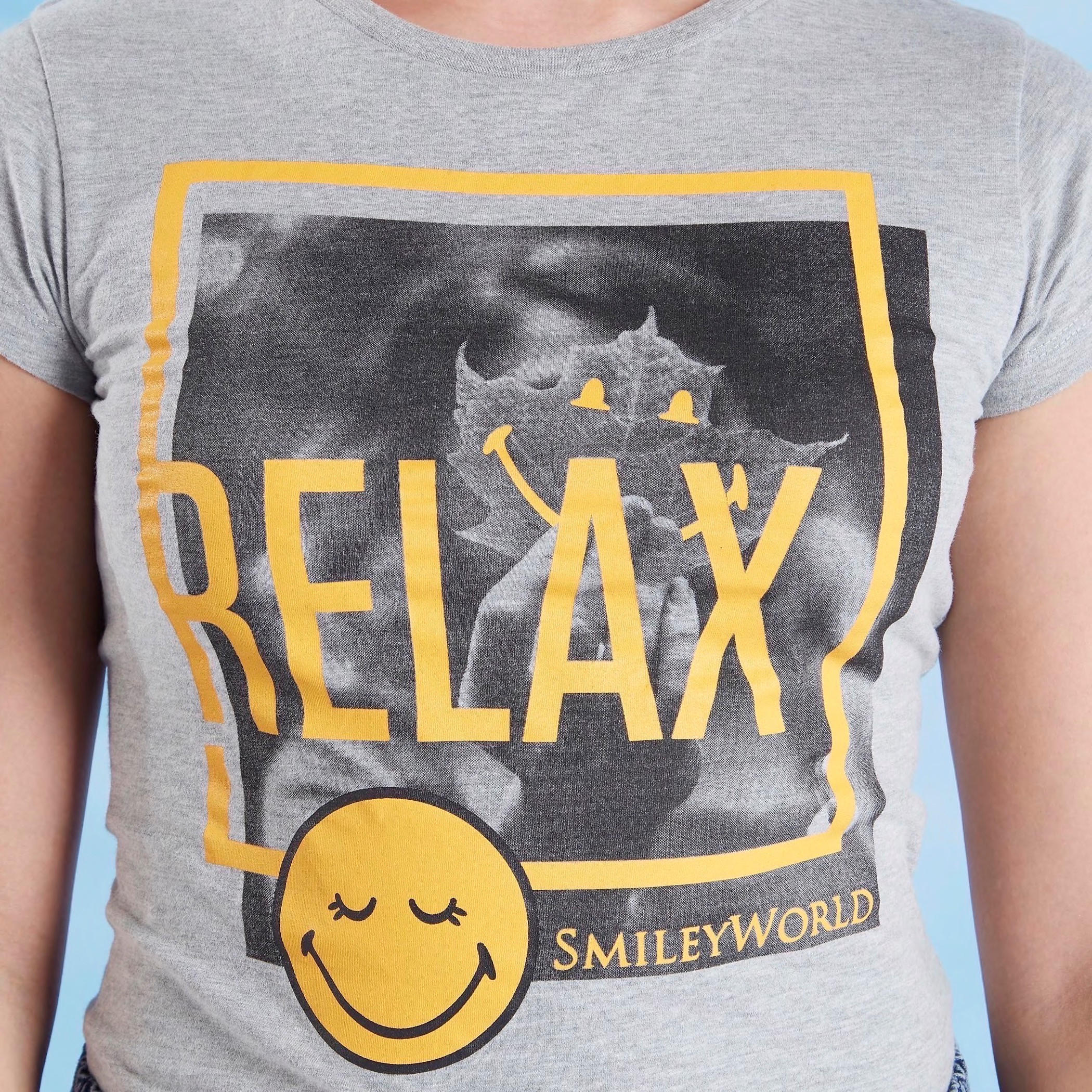 تيشيرت مستدام بياقة ضيّقة وأكمام كاب وطبعات سمايلي وورلد-women-clothing-tshirts-image-4