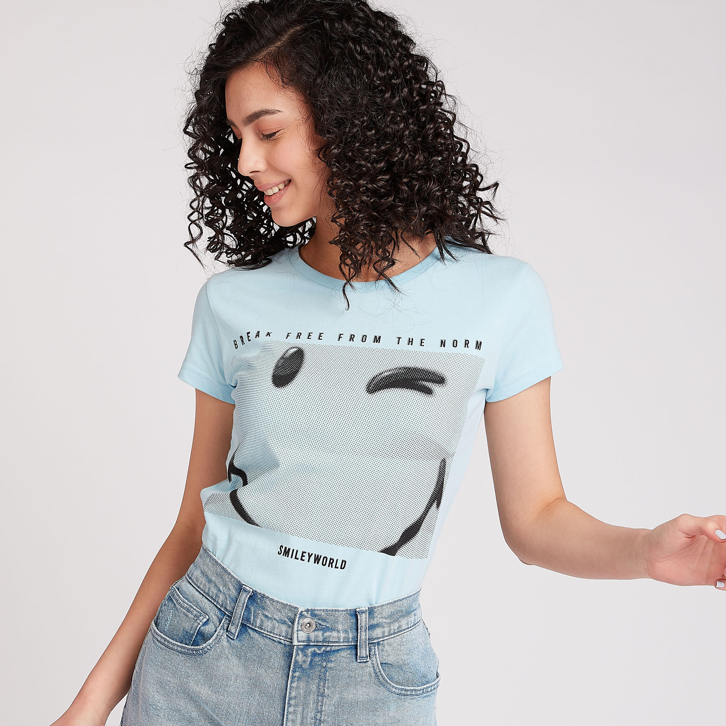 تيشيرت مستدام بياقة ضيقة وأكمام كاب وطبعات سمايلي وورلد-women-clothing-tshirts-image-1