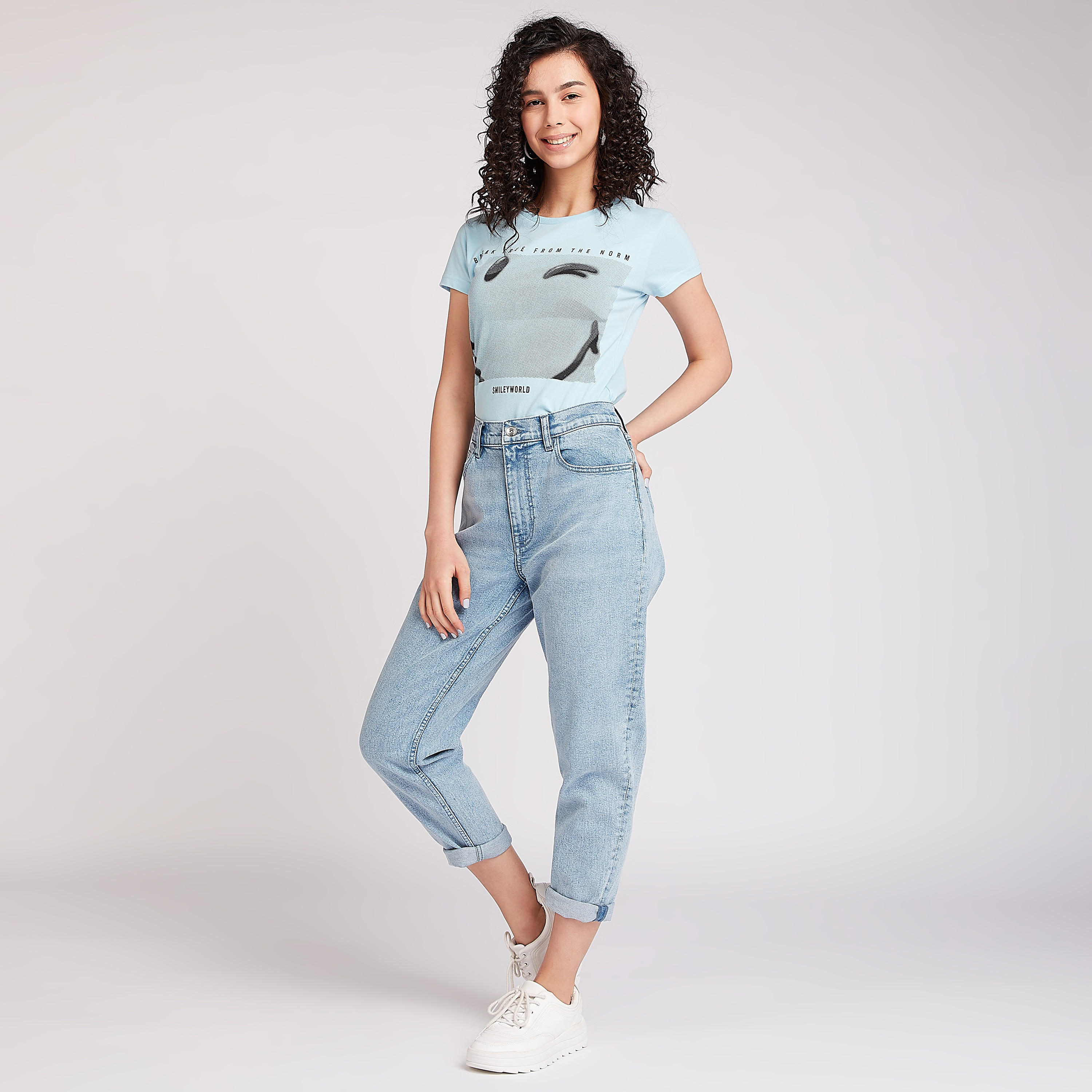 تيشيرت مستدام بياقة ضيقة وأكمام كاب وطبعات سمايلي وورلد-women-clothing-tshirts-image-2