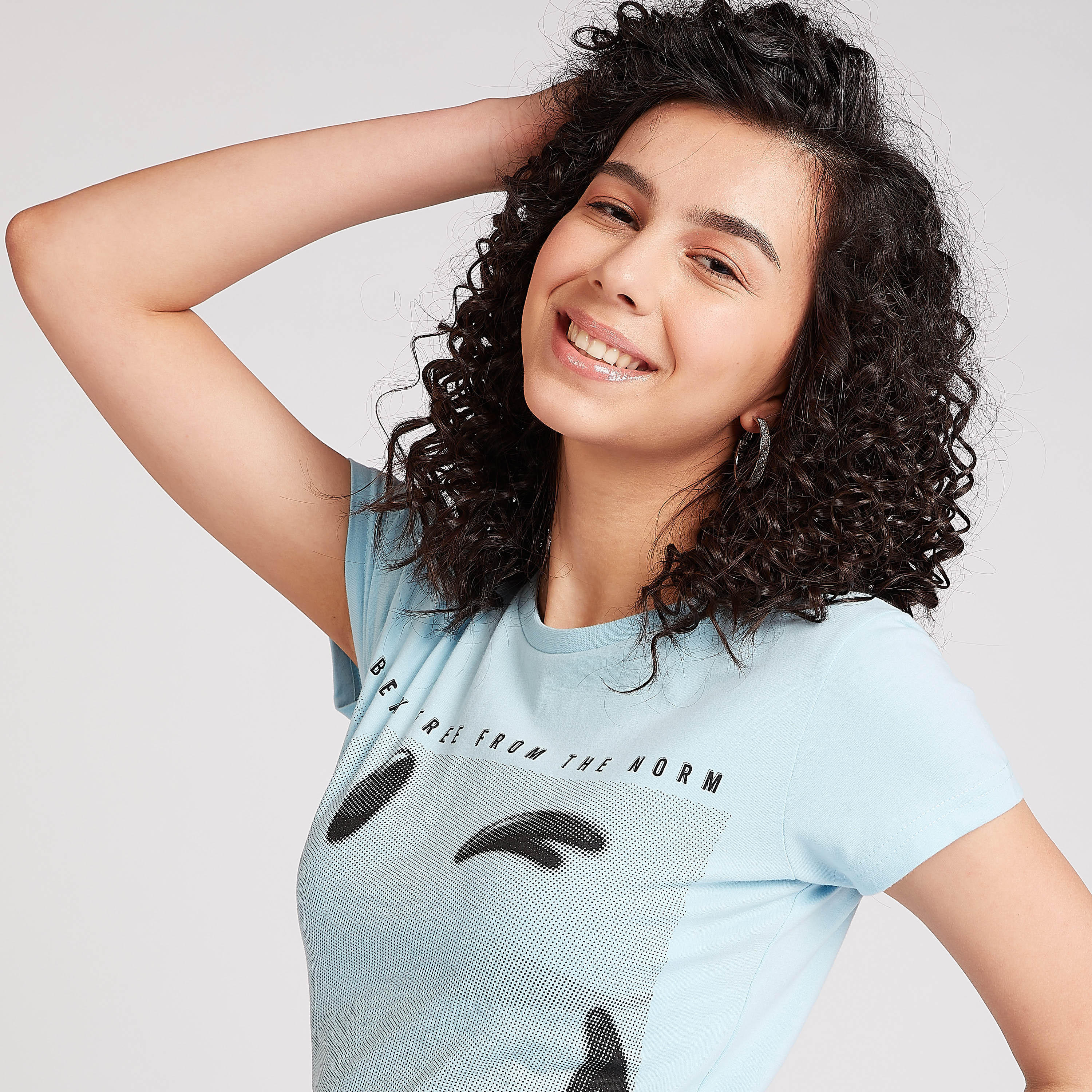 تيشيرت مستدام بياقة ضيقة وأكمام كاب وطبعات سمايلي وورلد-women-clothing-tshirts-image-3