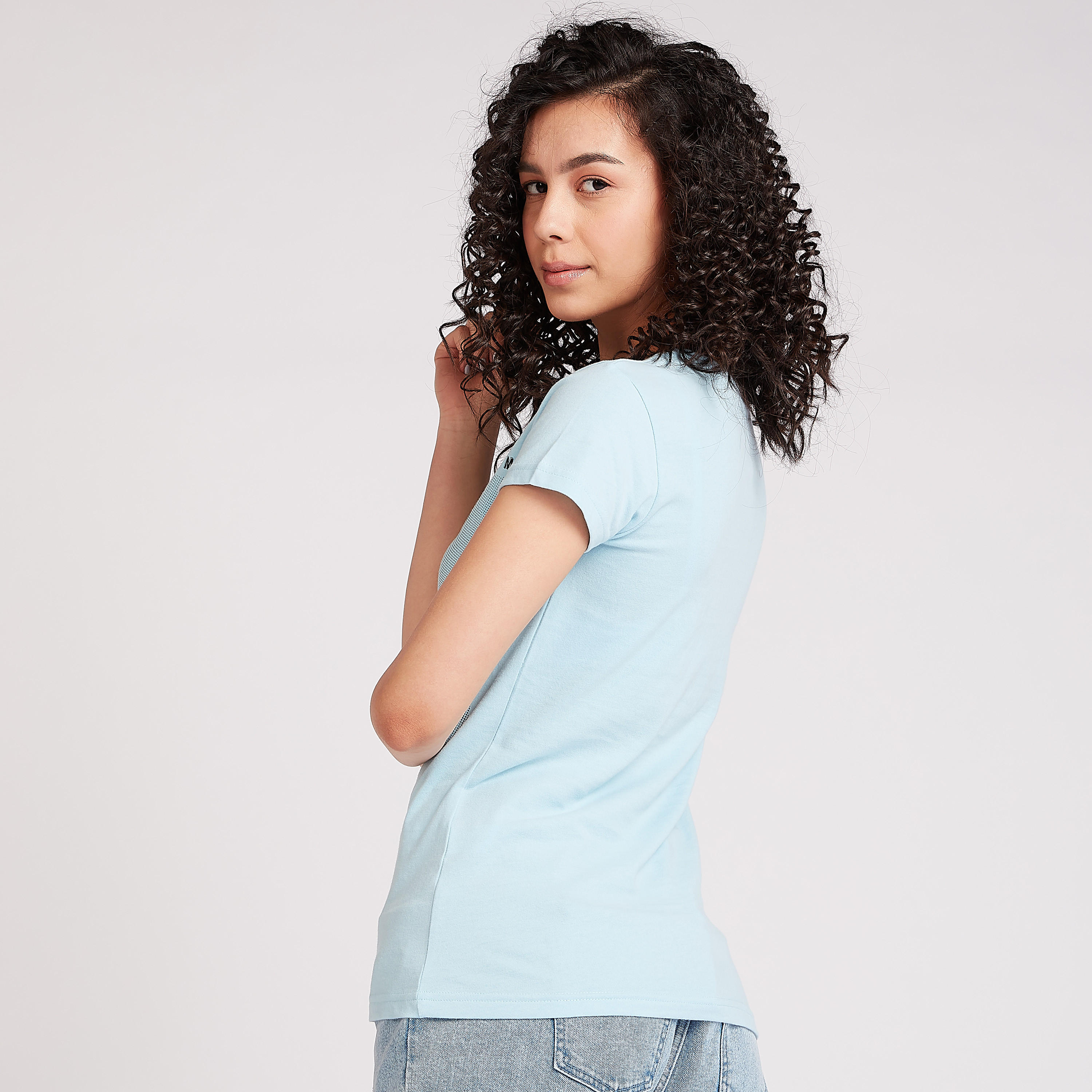 تيشيرت مستدام بياقة ضيقة وأكمام كاب وطبعات سمايلي وورلد-women-clothing-tshirts-image-4