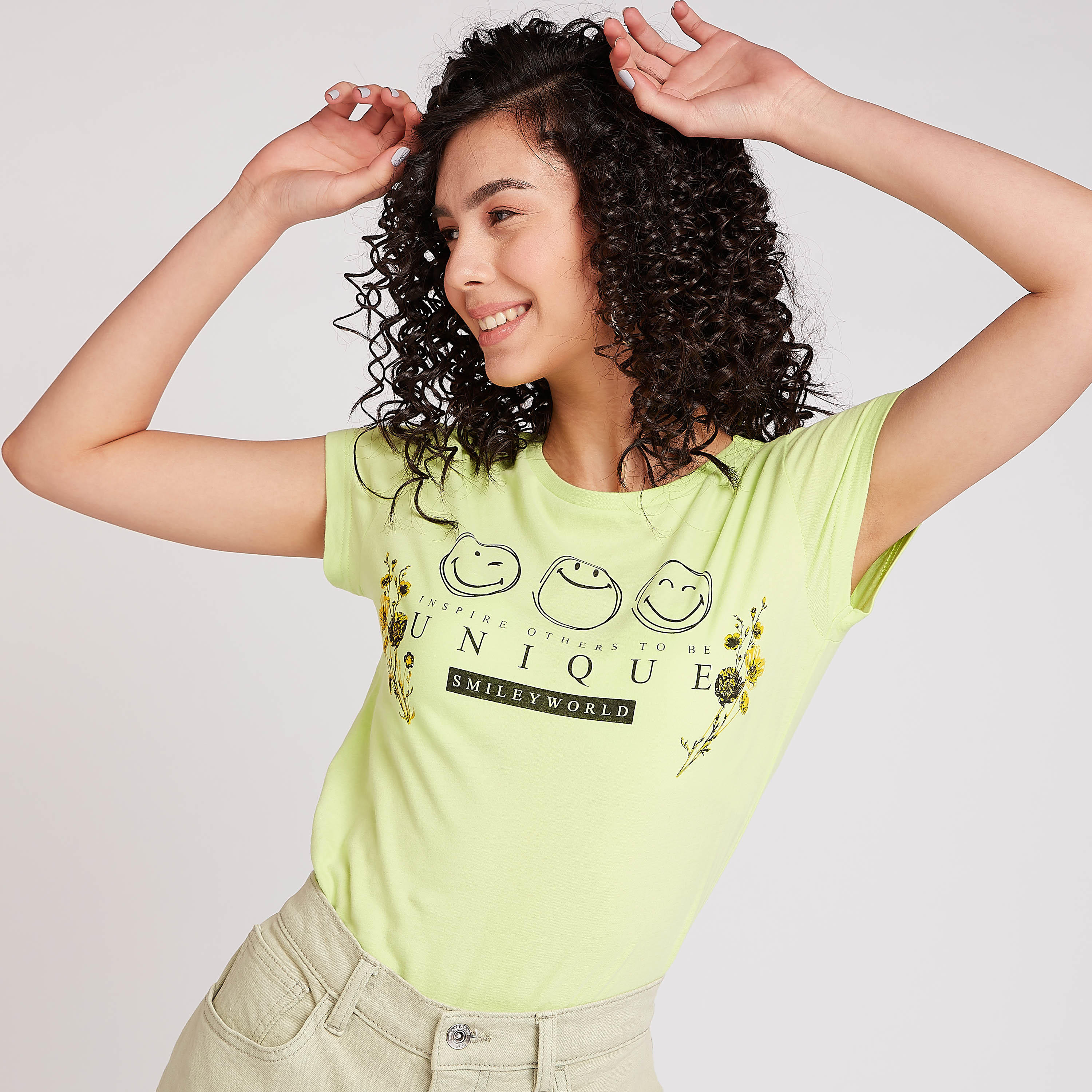 تيشيرت مستدام بياقة ضيّقة وأكمام كاب وطبعات سمايلي وورلد-women-clothing-tshirts-image-1