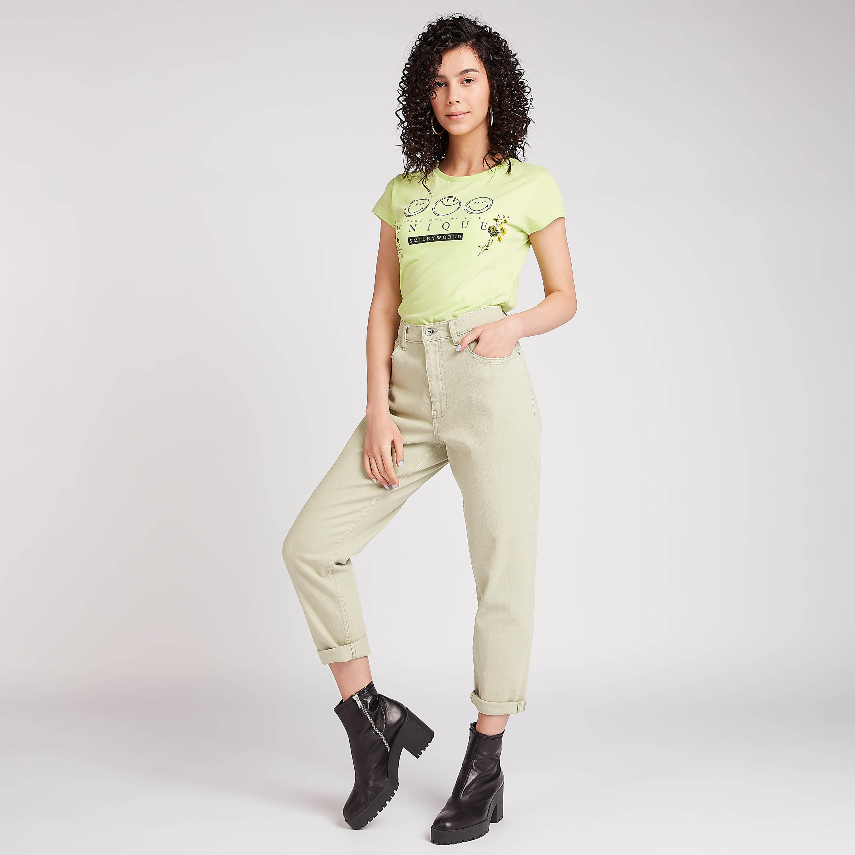 تيشيرت مستدام بياقة ضيّقة وأكمام كاب وطبعات سمايلي وورلد-women-clothing-tshirts-image-2