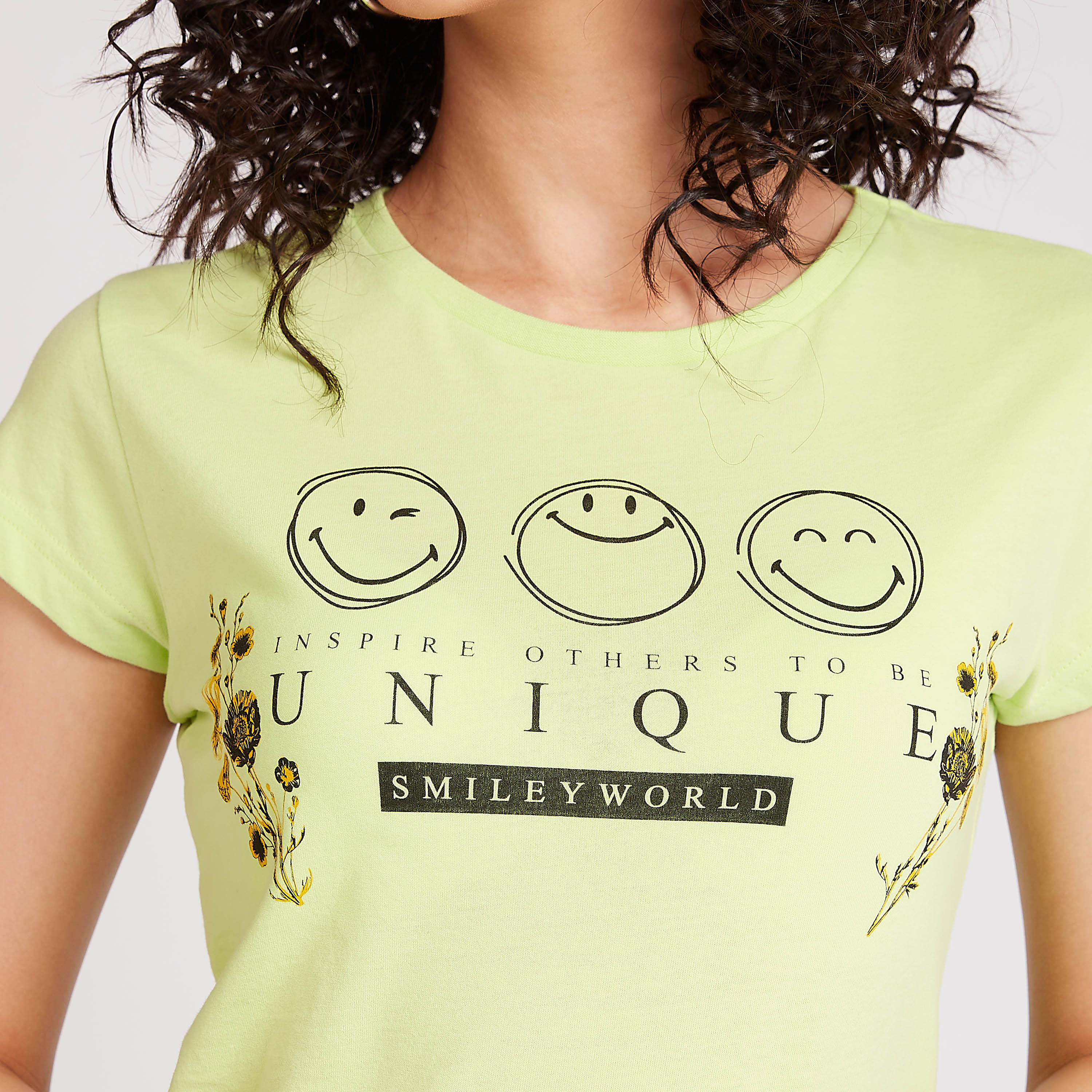 تيشيرت مستدام بياقة ضيّقة وأكمام كاب وطبعات سمايلي وورلد-women-clothing-tshirts-image-3