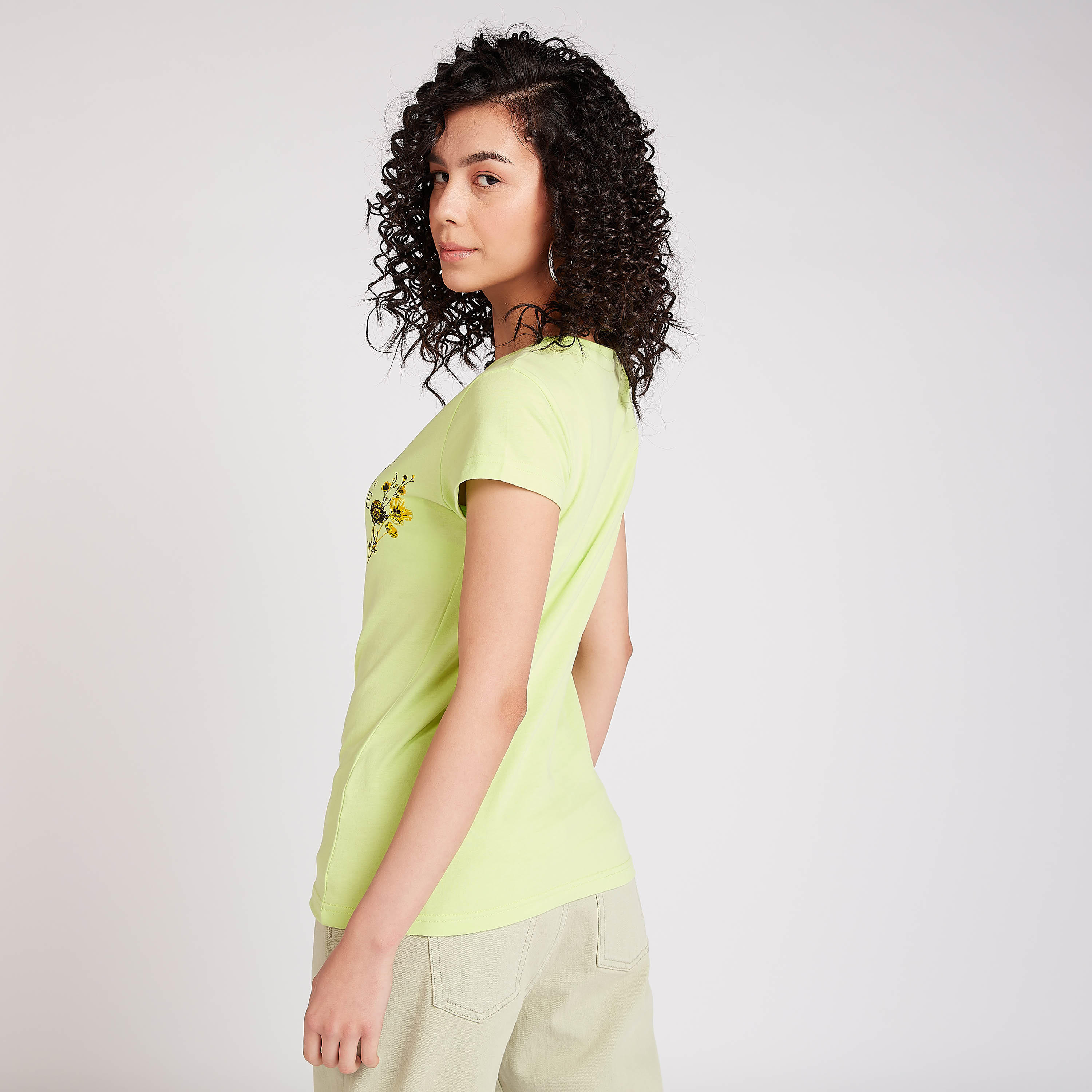 تيشيرت مستدام بياقة ضيّقة وأكمام كاب وطبعات سمايلي وورلد-women-clothing-tshirts-image-4