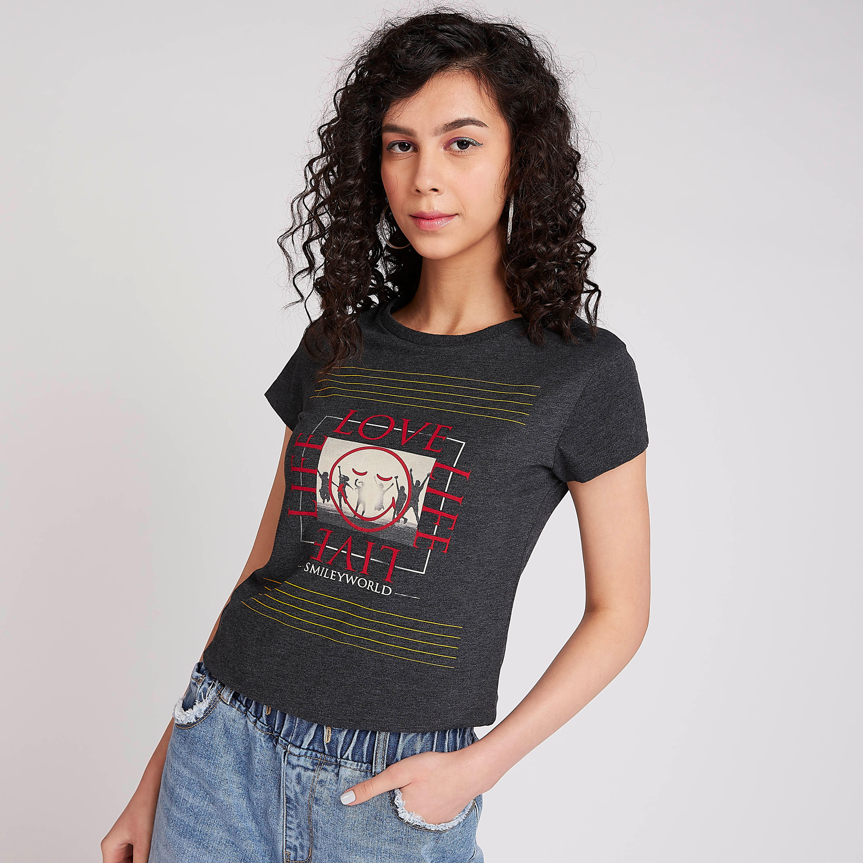 تيشيرت مستدام بياقة ضيقة وأكمام كاب وطبعات سمايلي وورلد-women-clothing-tshirts-image-1