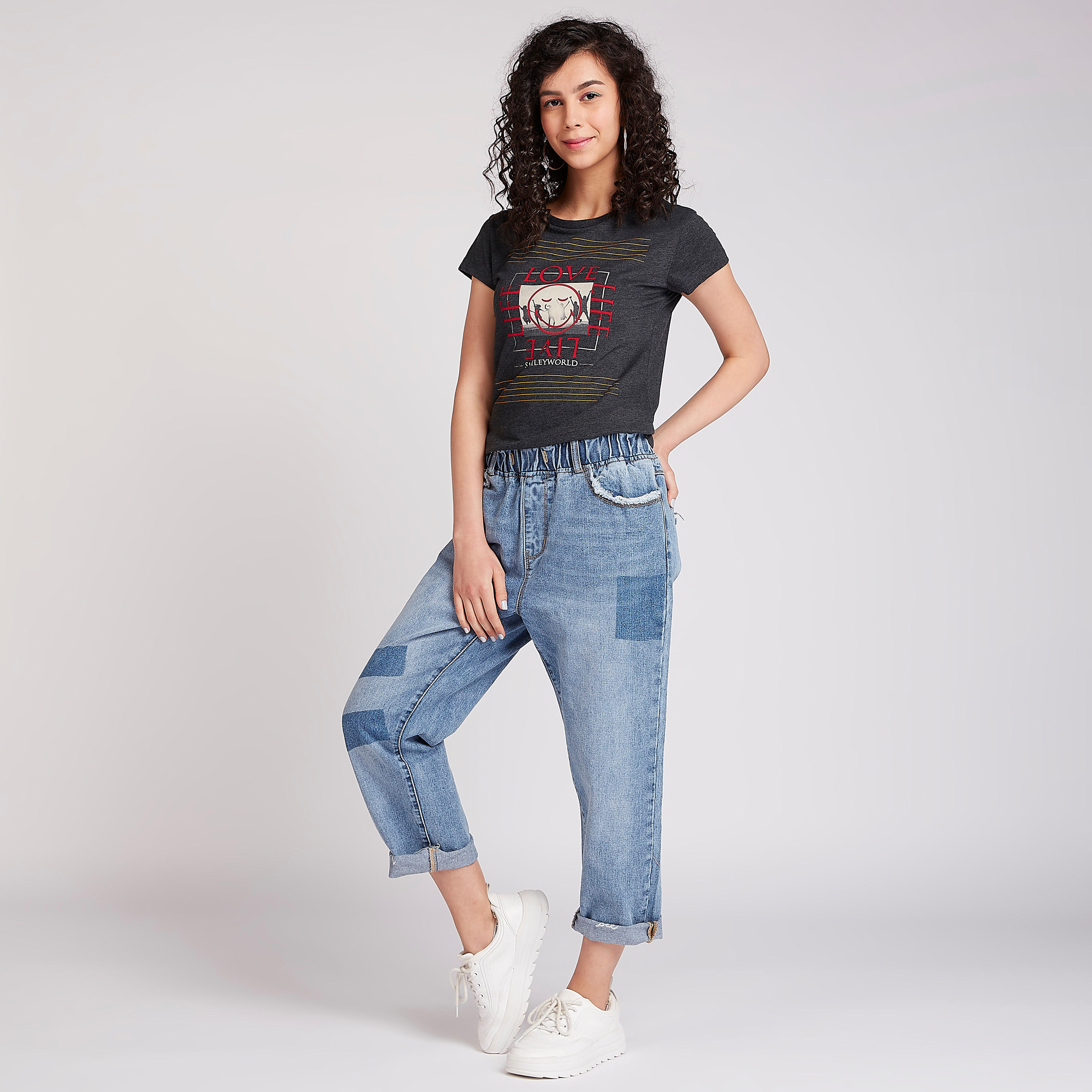 تيشيرت مستدام بياقة ضيقة وأكمام كاب وطبعات سمايلي وورلد-women-clothing-tshirts-image-2