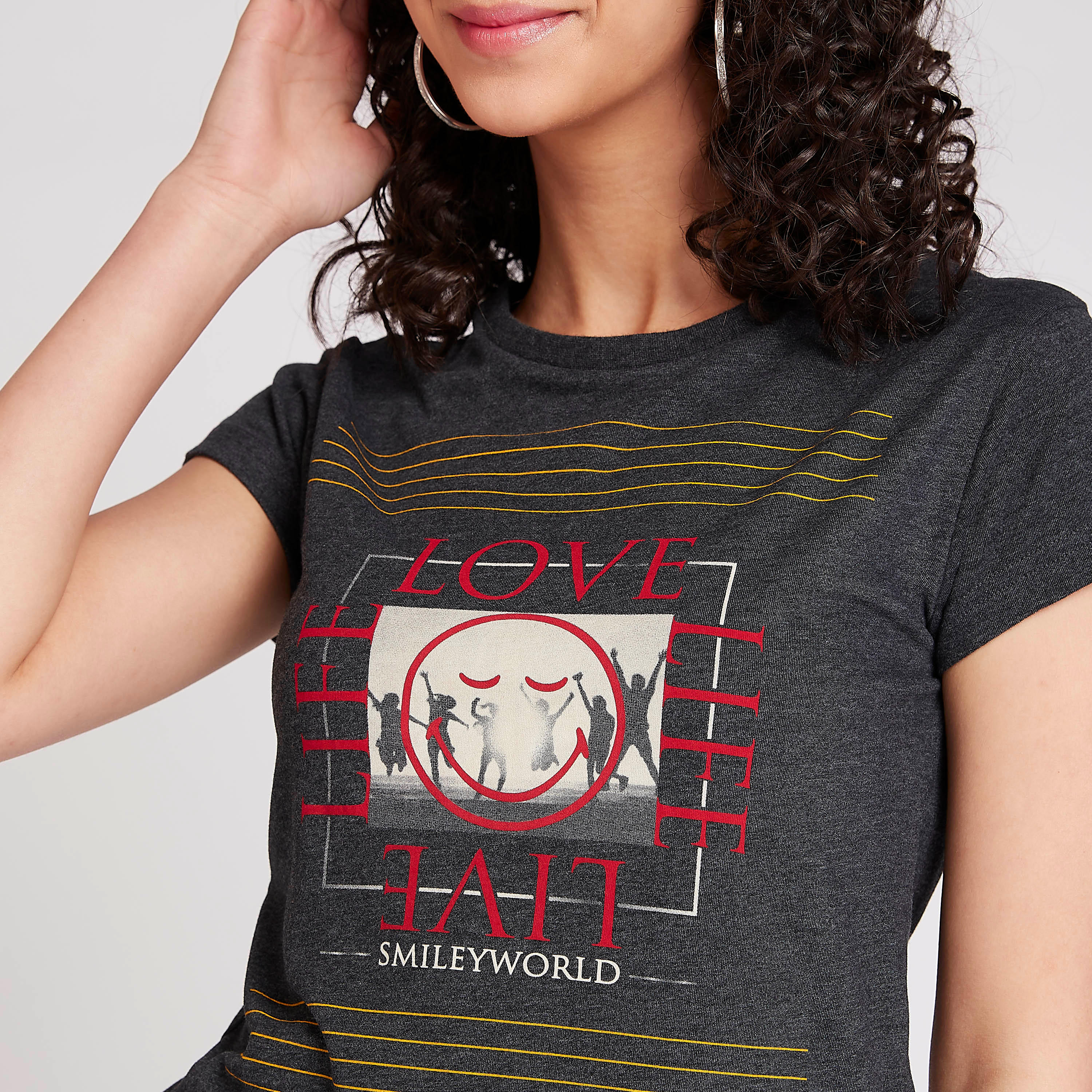 تيشيرت مستدام بياقة ضيقة وأكمام كاب وطبعات سمايلي وورلد-women-clothing-tshirts-image-3