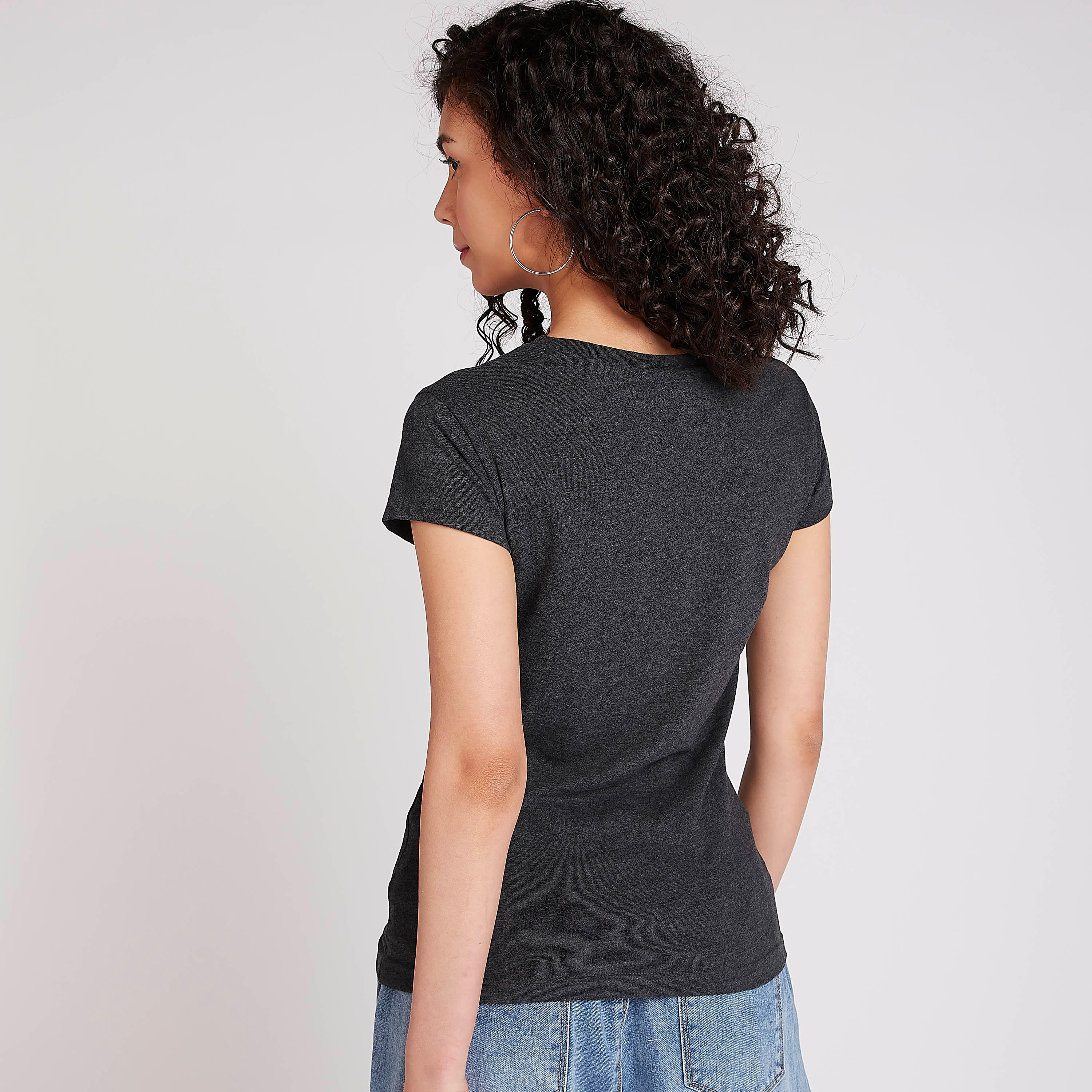 تيشيرت مستدام بياقة ضيقة وأكمام كاب وطبعات سمايلي وورلد-women-clothing-tshirts-image-4