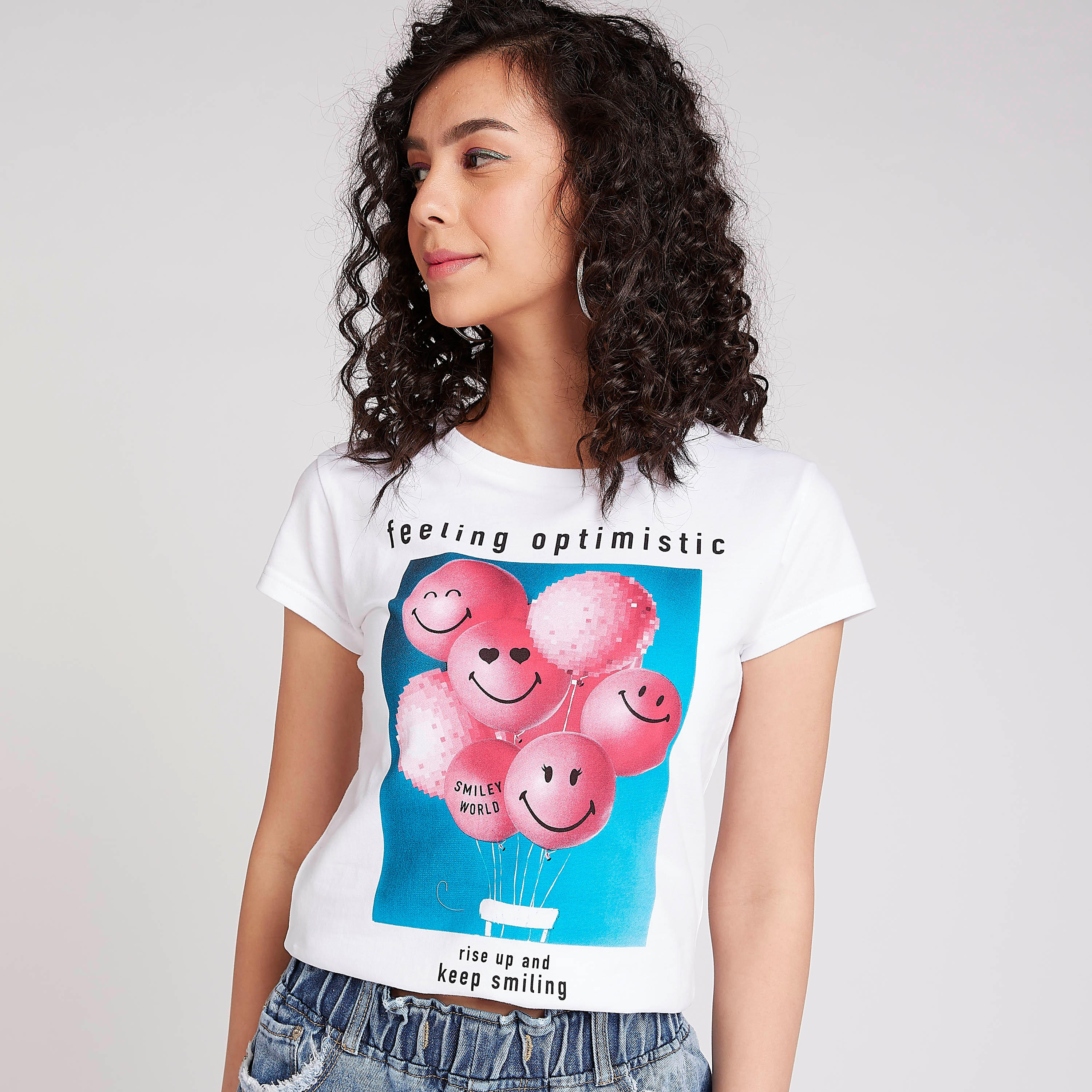 تيشيرت مستدام بياقة ضيّقة وأكمام كاب وطبعات-women-clothing-tshirts-image-1