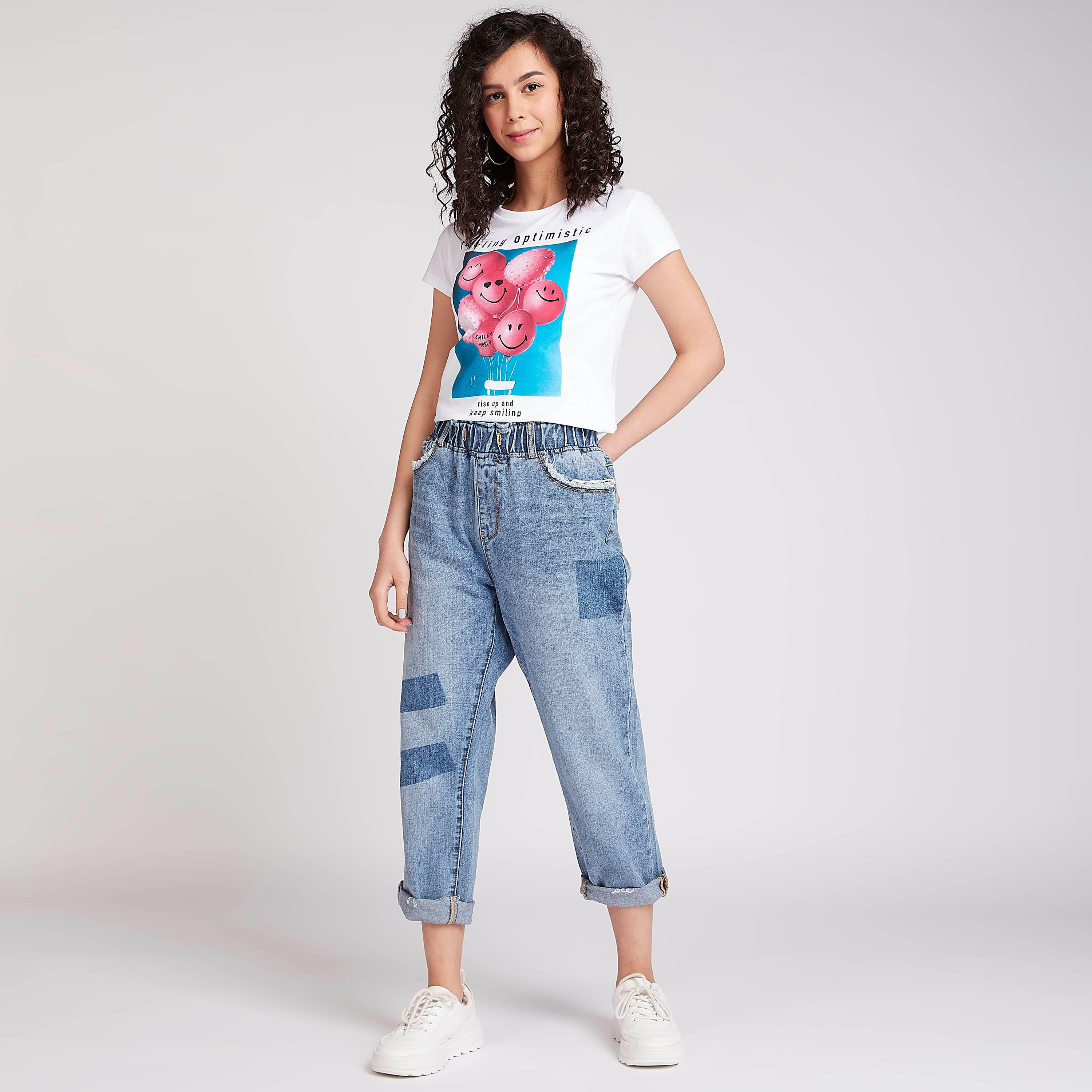 تيشيرت مستدام بياقة ضيّقة وأكمام كاب وطبعات-women-clothing-tshirts-image-2