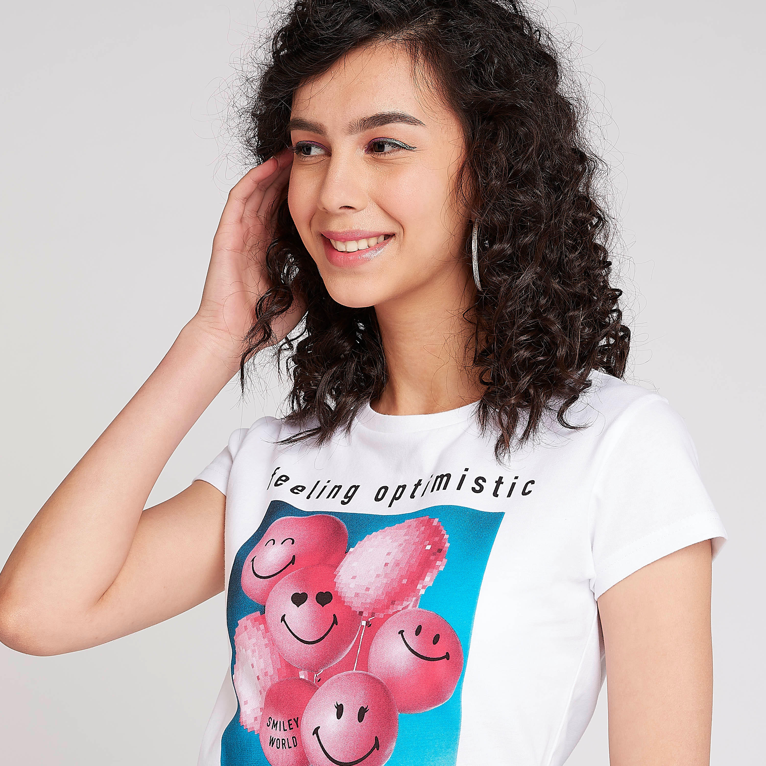 تيشيرت مستدام بياقة ضيّقة وأكمام كاب وطبعات-women-clothing-tshirts-image-3