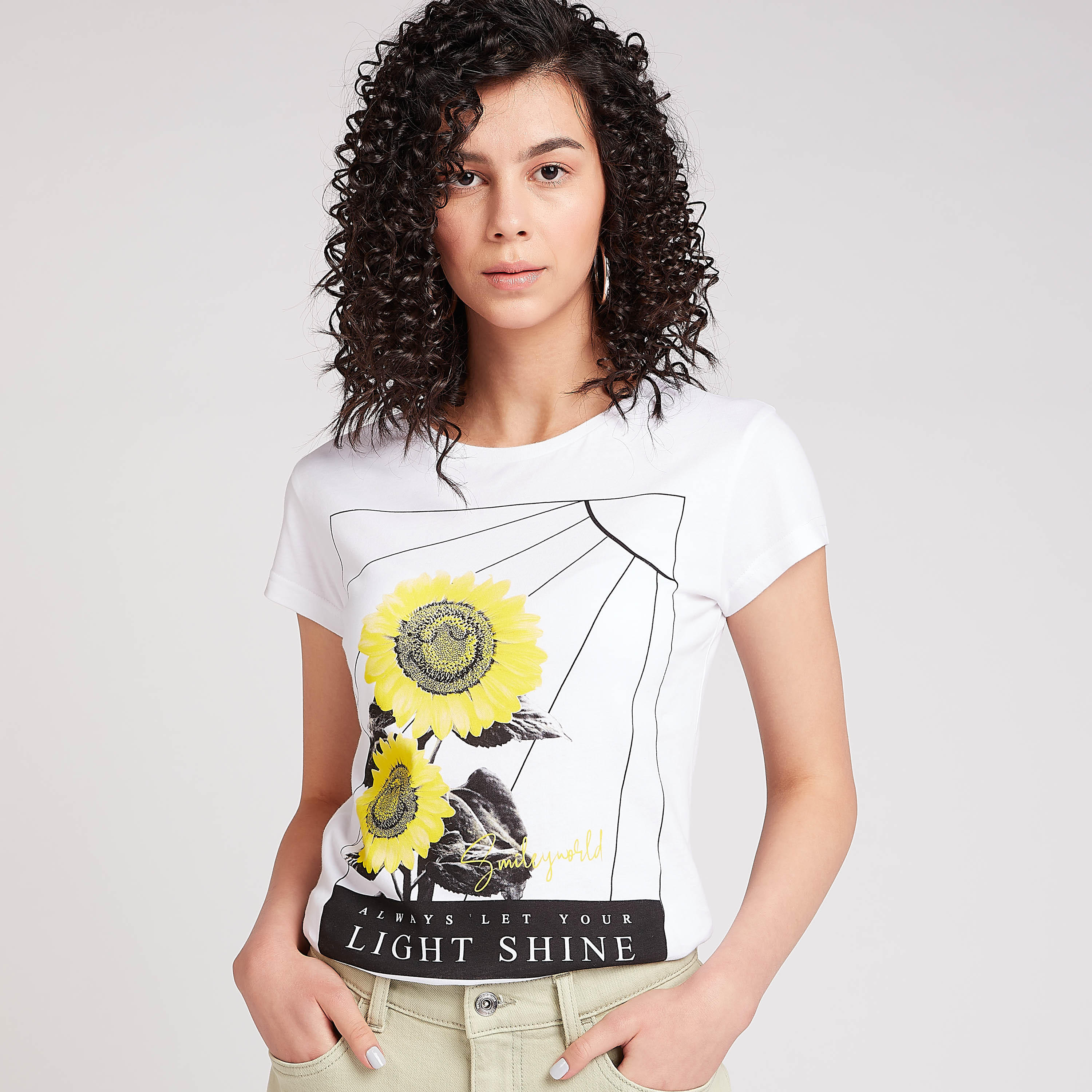 تيشيرت مستدام بياقة ضيّقة وأكمام كاب وطبعات سمايلي وورلد-women-clothing-tshirts-image-1