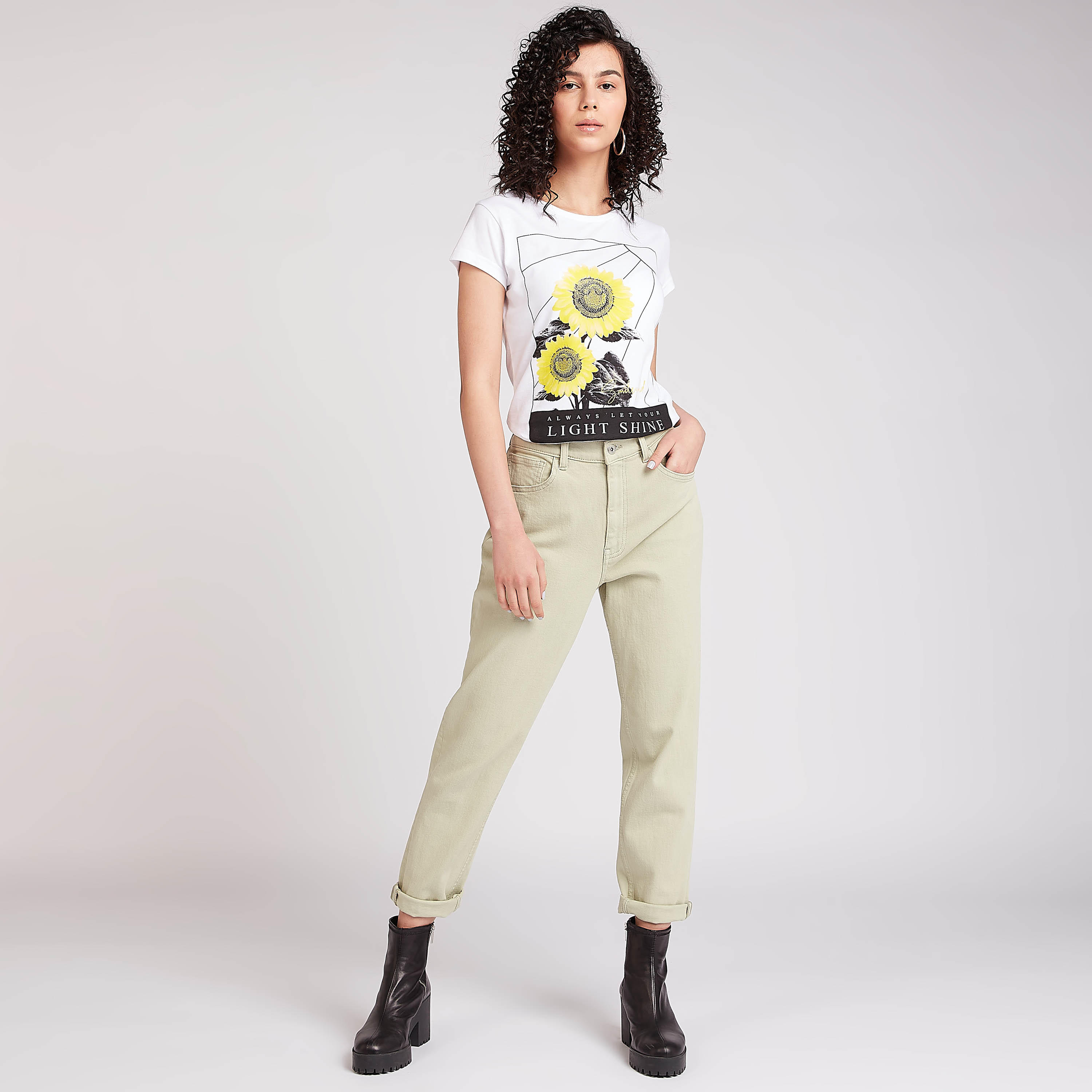 تيشيرت مستدام بياقة ضيّقة وأكمام كاب وطبعات سمايلي وورلد-women-clothing-tshirts-image-2