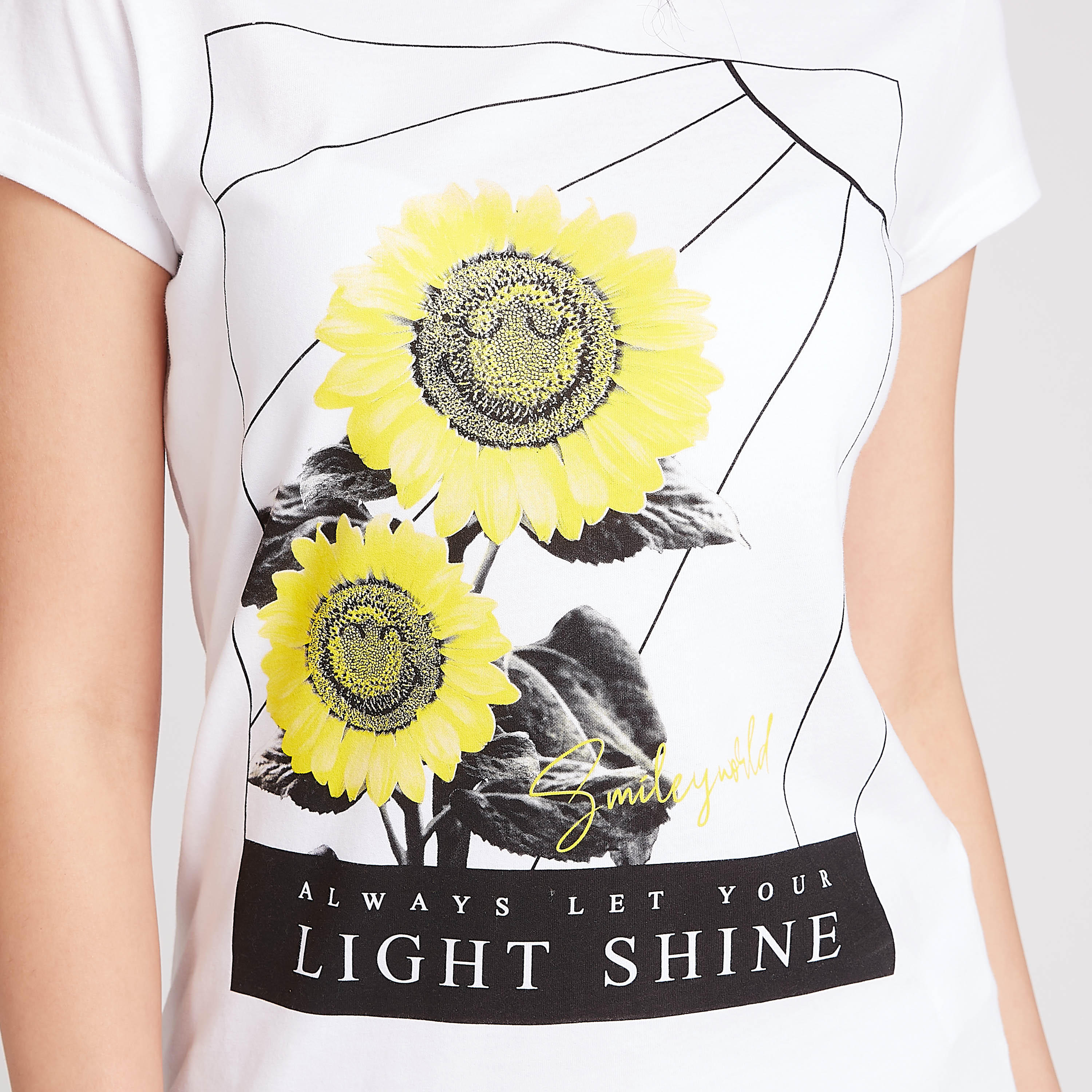 تيشيرت مستدام بياقة ضيّقة وأكمام كاب وطبعات سمايلي وورلد-women-clothing-tshirts-image-3
