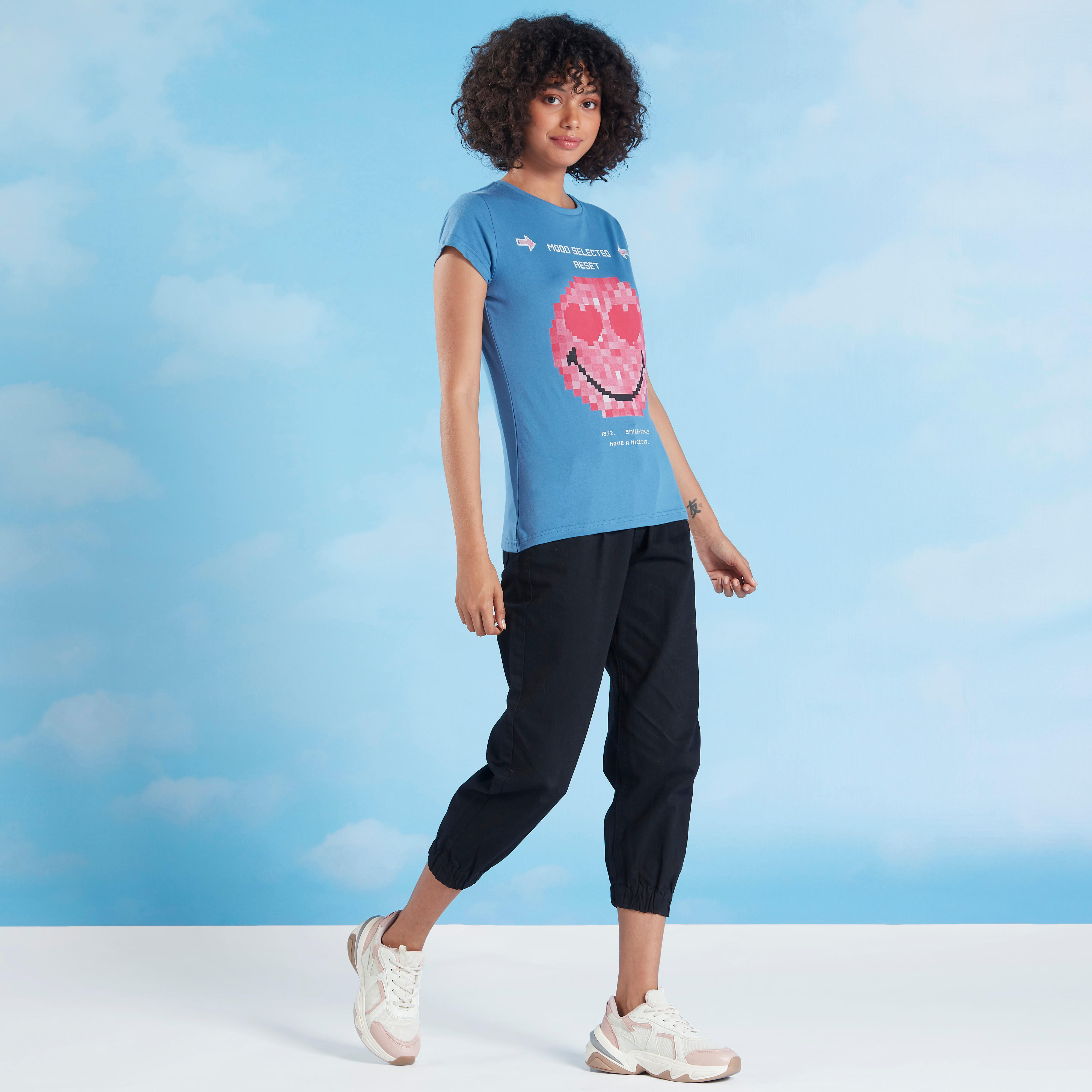 تيشيرت بياقة ضيّقة وأكمام كاب وطبعات سمايلي وورلد-women-clothing-tshirts-image-3