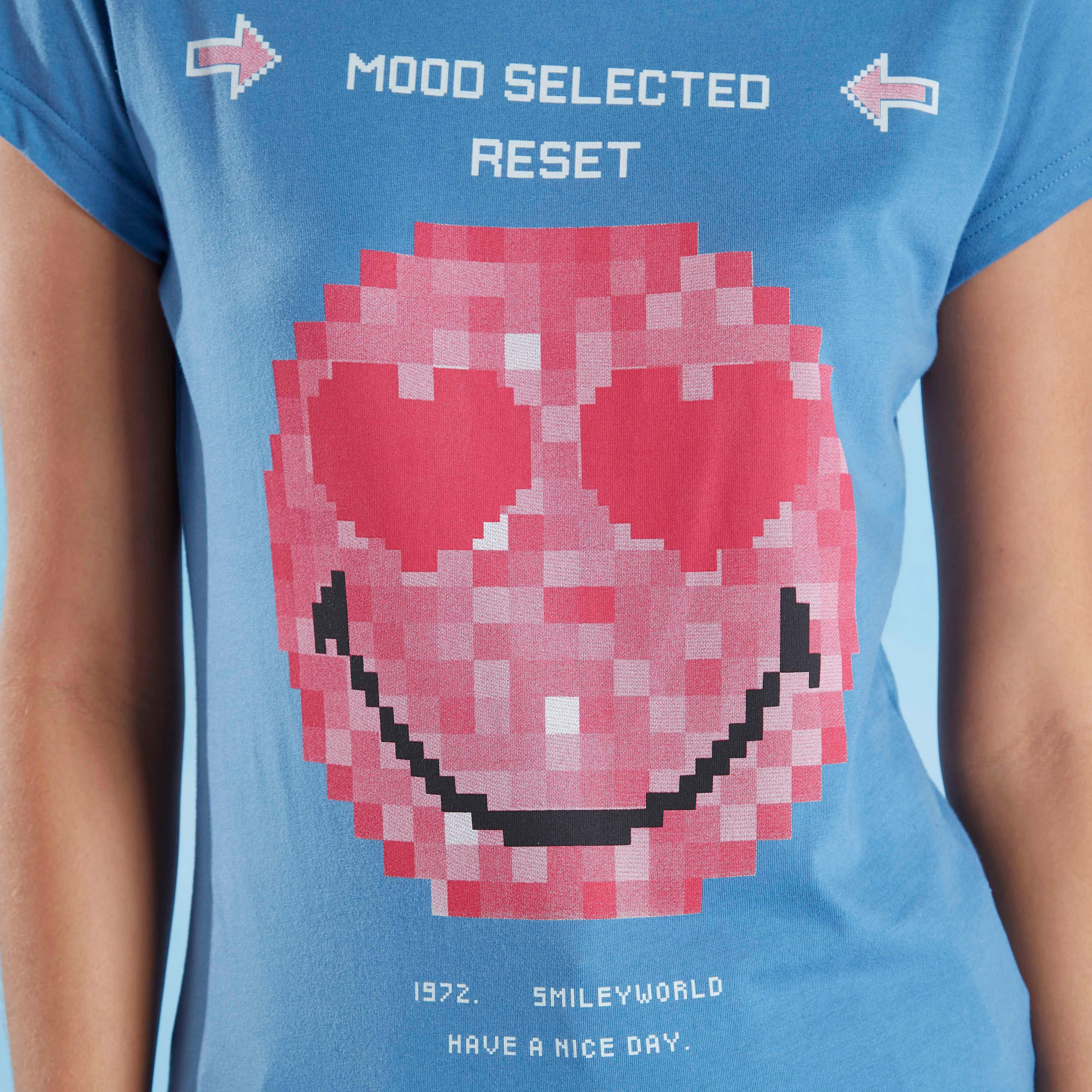 تيشيرت بياقة ضيّقة وأكمام كاب وطبعات سمايلي وورلد-women-clothing-tshirts-image-2