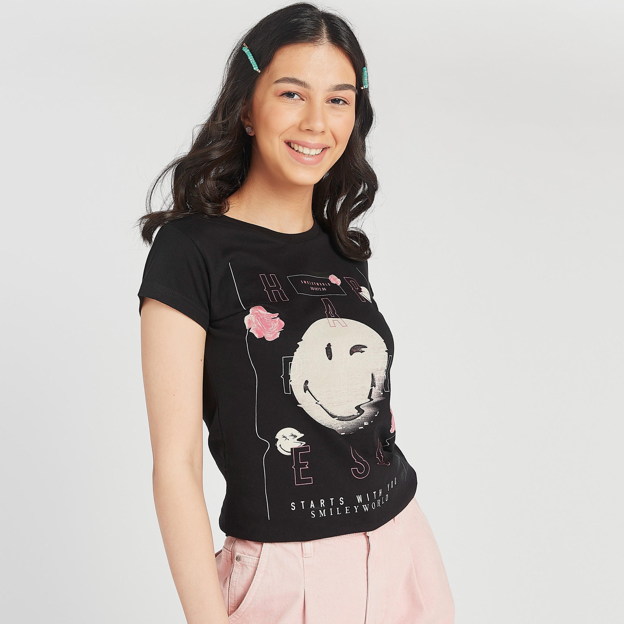 تيشيرت مستدام بياقة ضيقة وطبعات سمايلي وورلد جرافيكيّة-women-clothing-tshirts-image-1