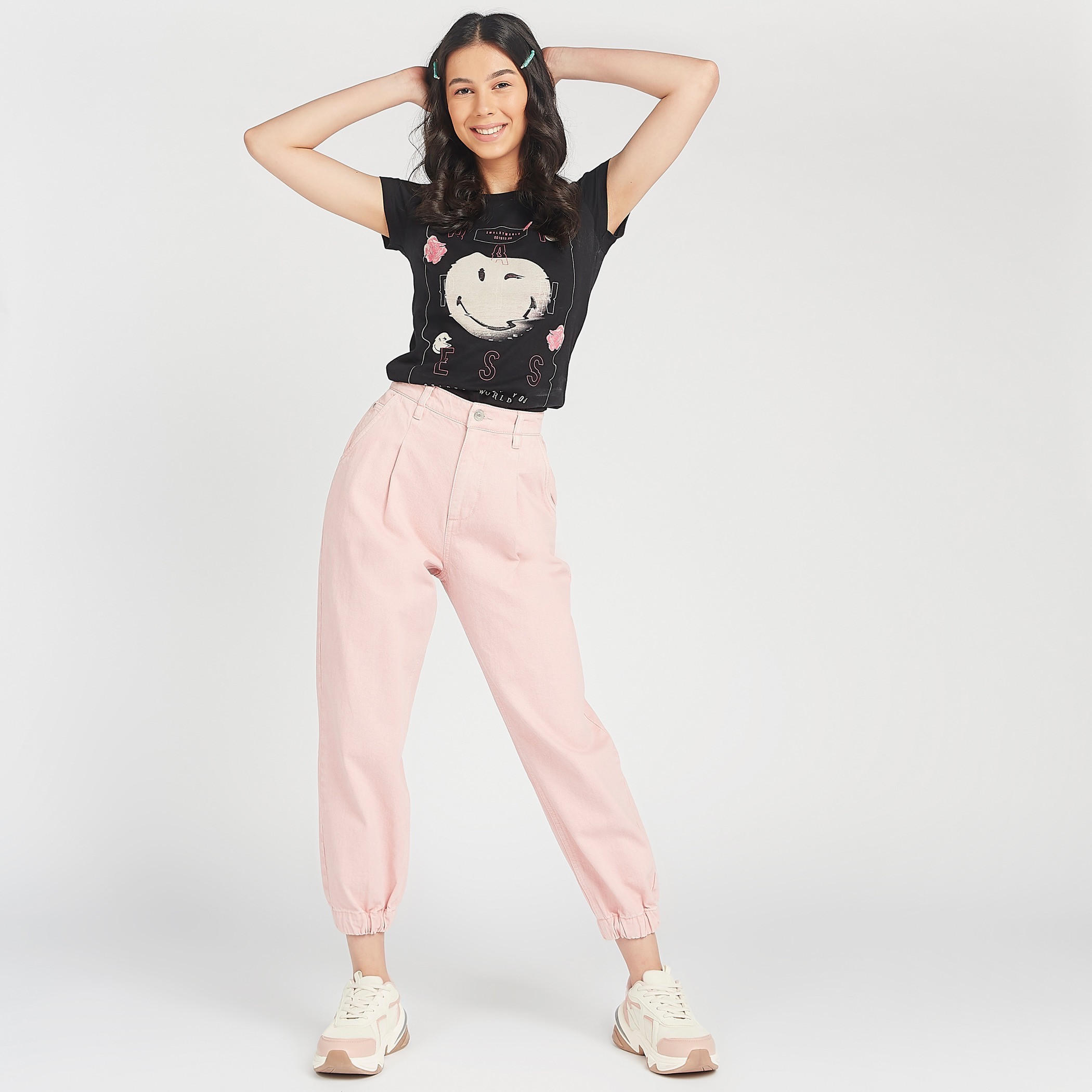 تيشيرت مستدام بياقة ضيقة وطبعات سمايلي وورلد جرافيكيّة-women-clothing-tshirts-image-2