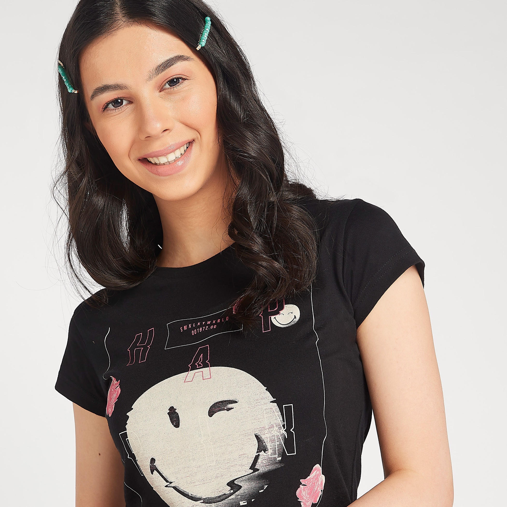 تيشيرت مستدام بياقة ضيقة وطبعات سمايلي وورلد جرافيكيّة-women-clothing-tshirts-image-3