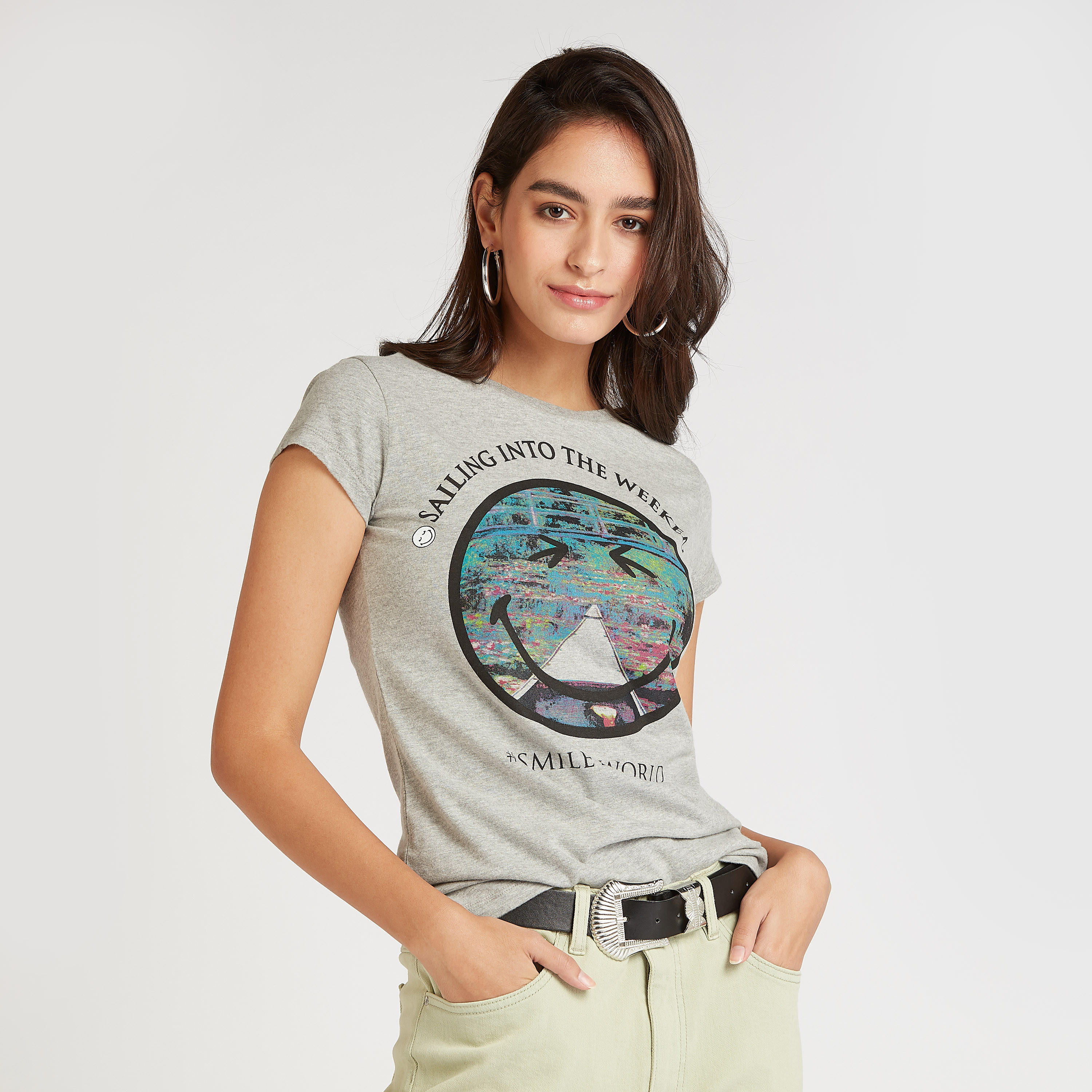 تيشيرت بياقة ضيّقة وأكمام كاب وطبعات سمايلي وورلد-women-clothing-tshirts-image-4