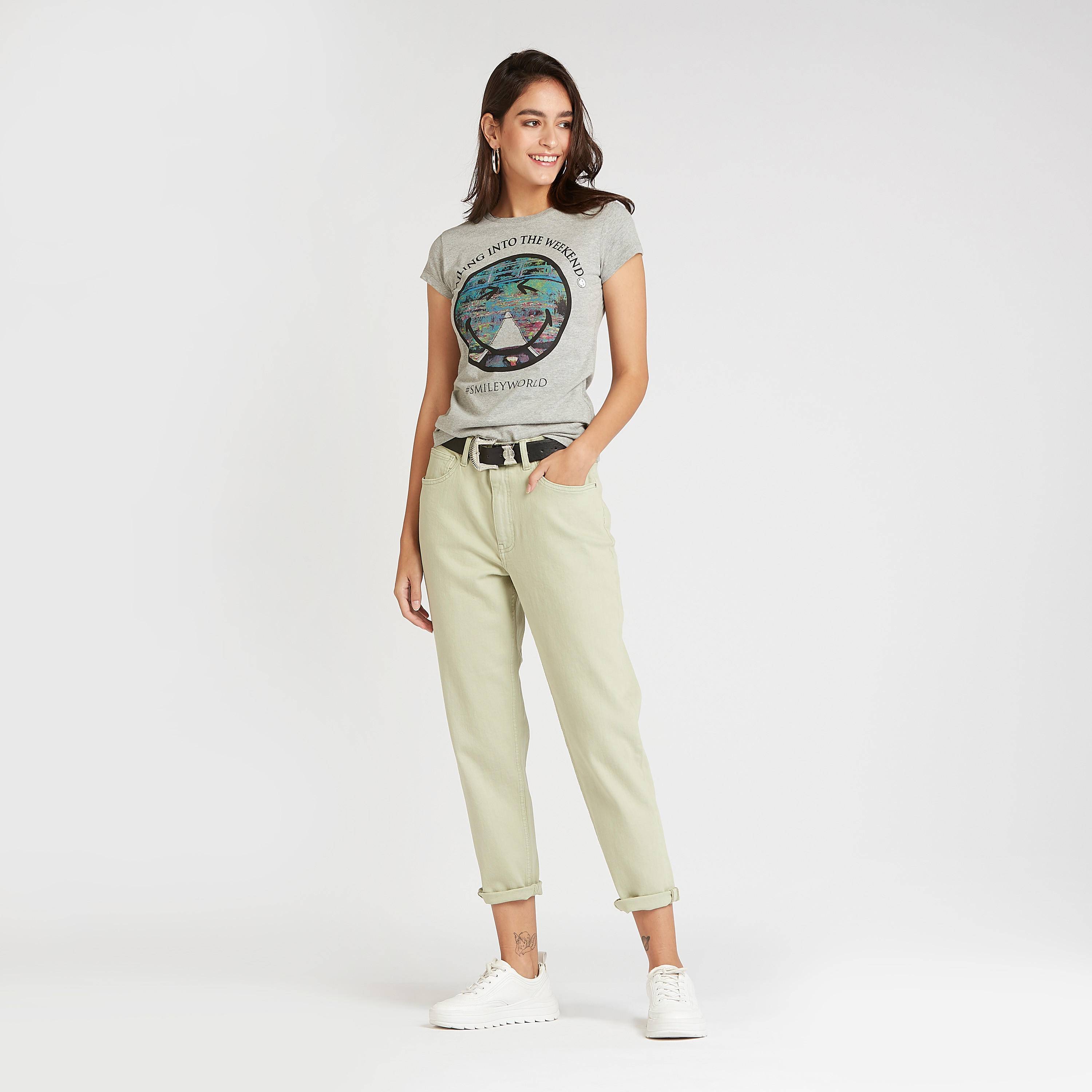 تيشيرت بياقة ضيّقة وأكمام كاب وطبعات سمايلي وورلد-women-clothing-tshirts-image-3