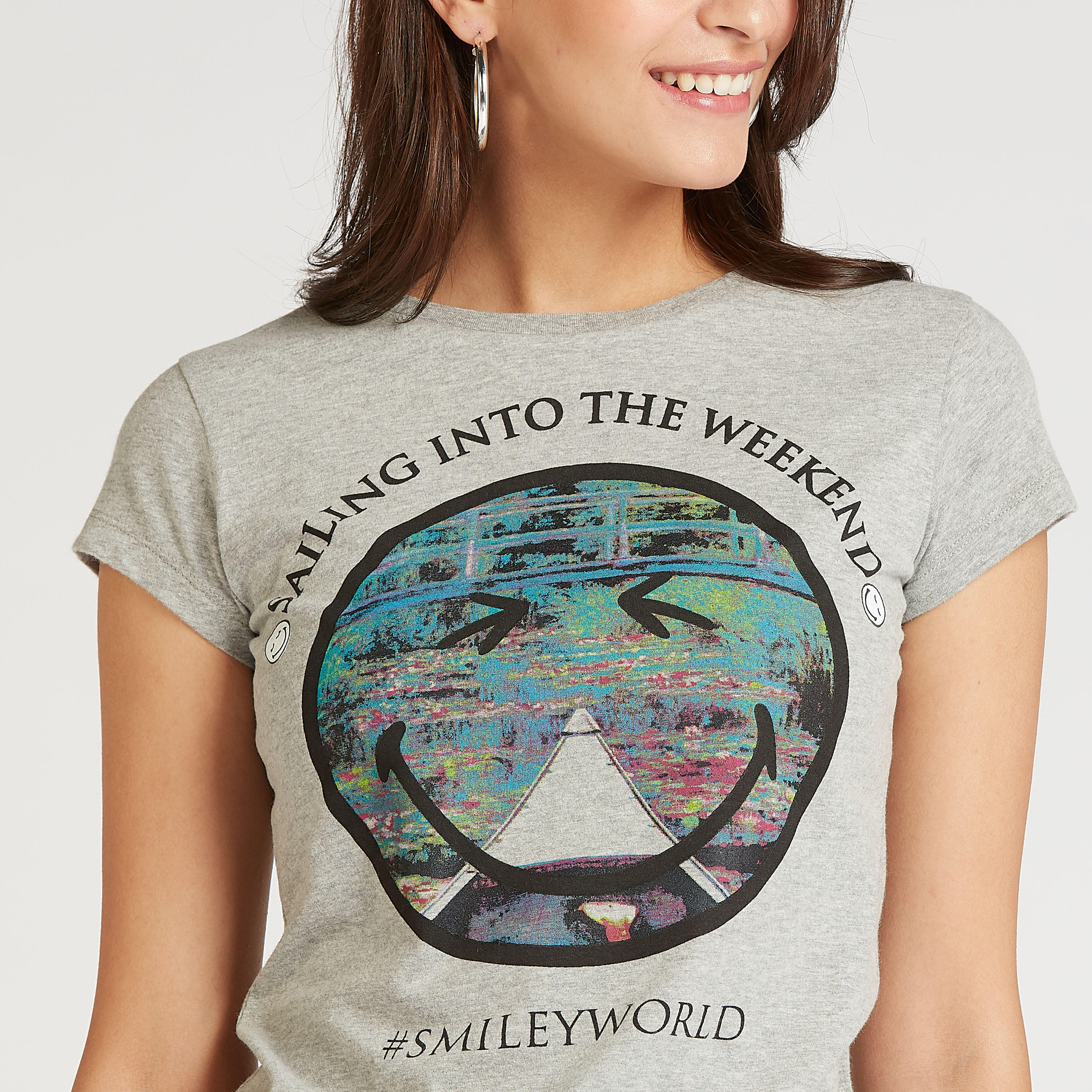 تيشيرت بياقة ضيّقة وأكمام كاب وطبعات سمايلي وورلد-women-clothing-tshirts-image-2