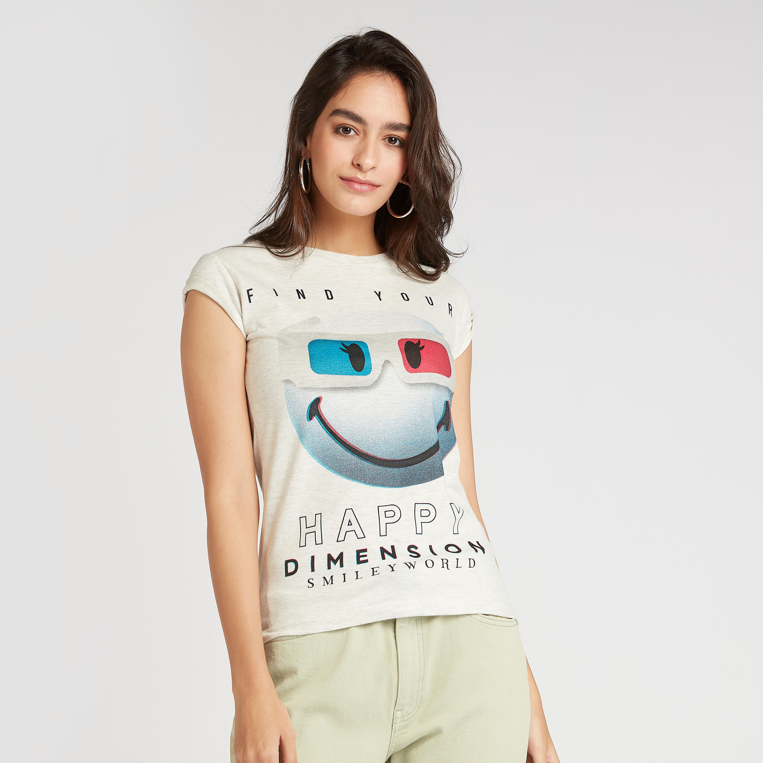 تيشيرت بياقة ضيّقة وأكمام كاب وطبعات سمايلي وورلد-women-clothing-tshirts-image-1