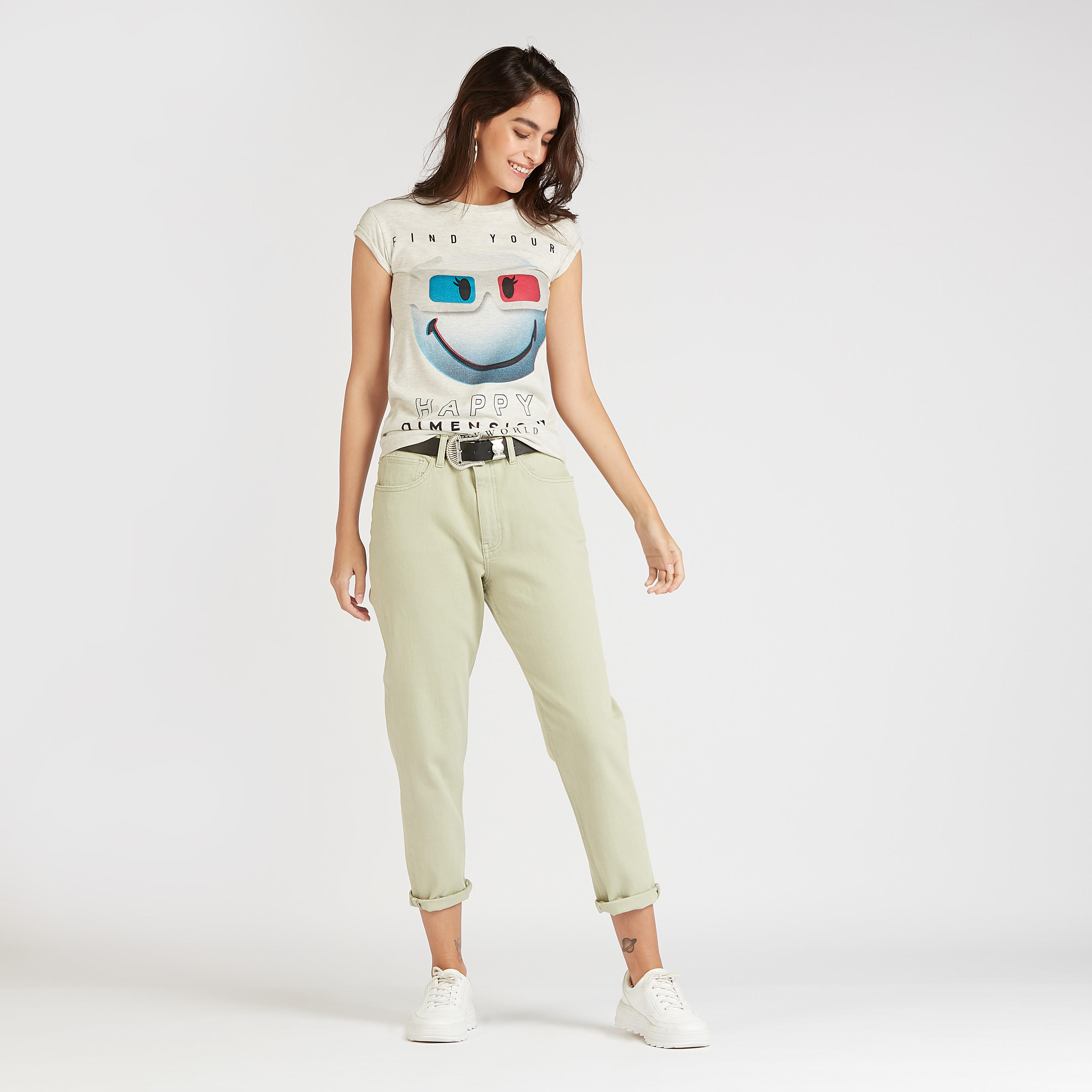 تيشيرت بياقة ضيّقة وأكمام كاب وطبعات سمايلي وورلد-women-clothing-tshirts-image-2