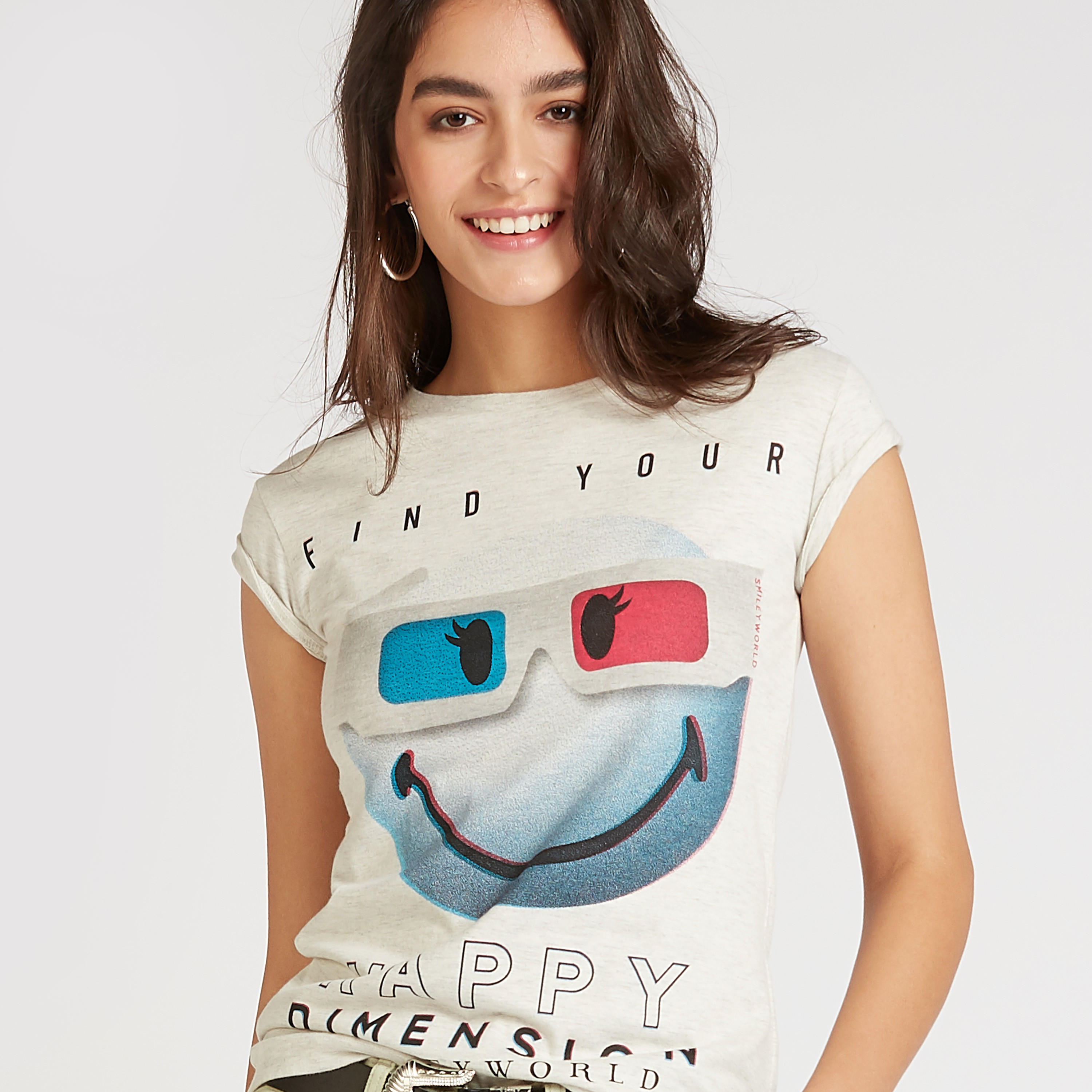 تيشيرت بياقة ضيّقة وأكمام كاب وطبعات سمايلي وورلد-women-clothing-tshirts-image-3