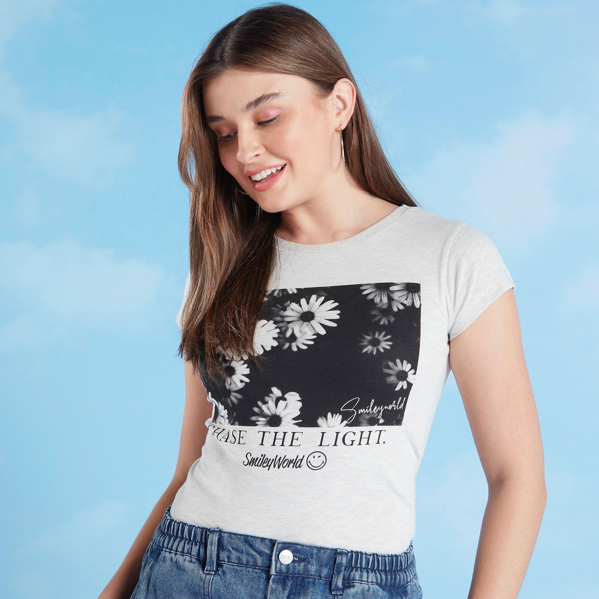 تيشيرت بياقة ضيقة وأكمام كاب وطبعات سمايلي وورلد جرافيك-women-clothing-tshirts-image-1