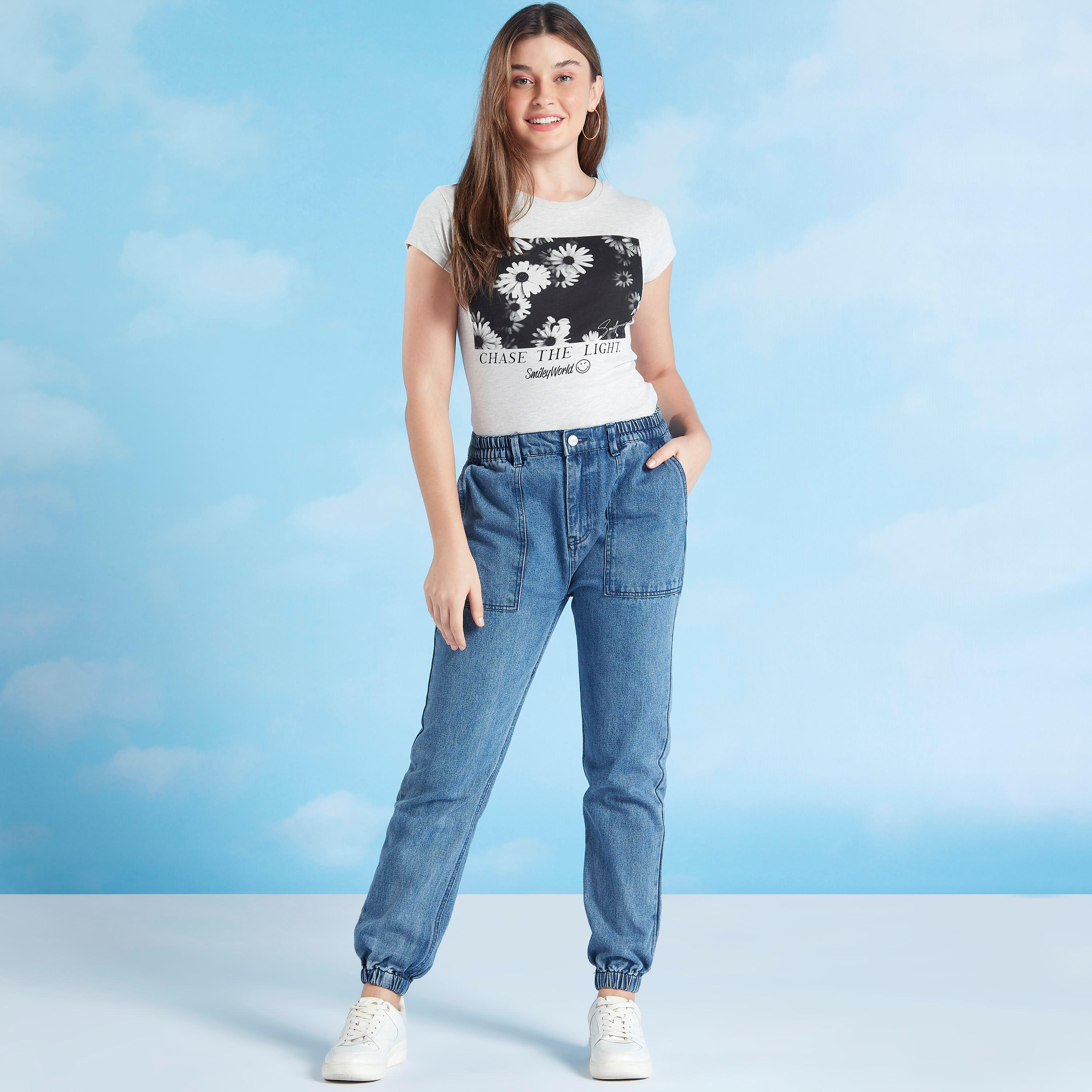 تيشيرت بياقة ضيقة وأكمام كاب وطبعات سمايلي وورلد جرافيك-women-clothing-tshirts-image-2