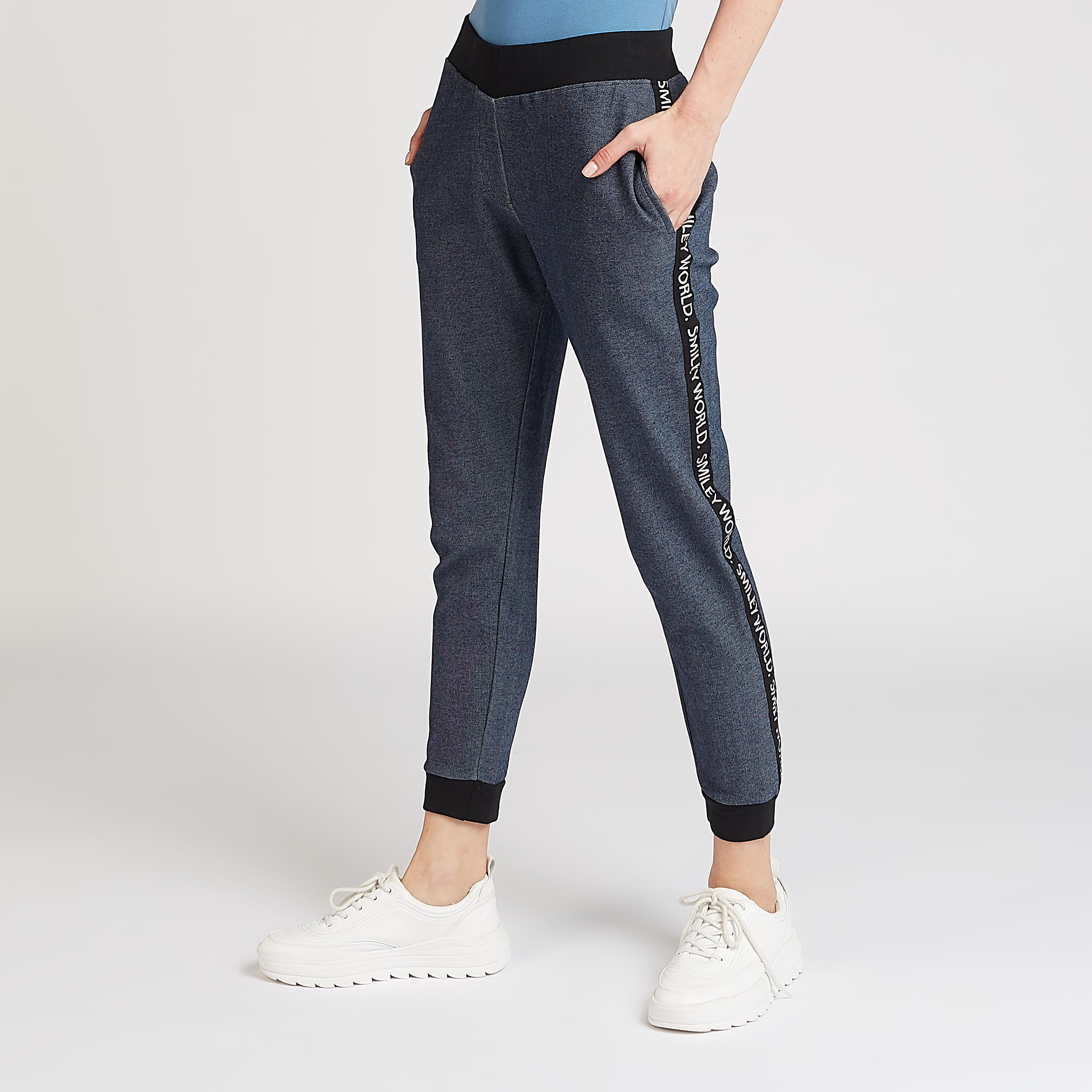 بنطلون رياضي سليم بخصر منخفض وجيوب و طبعات سمايلي وورلد-women-clothing-bottoms-joggers-image-1
