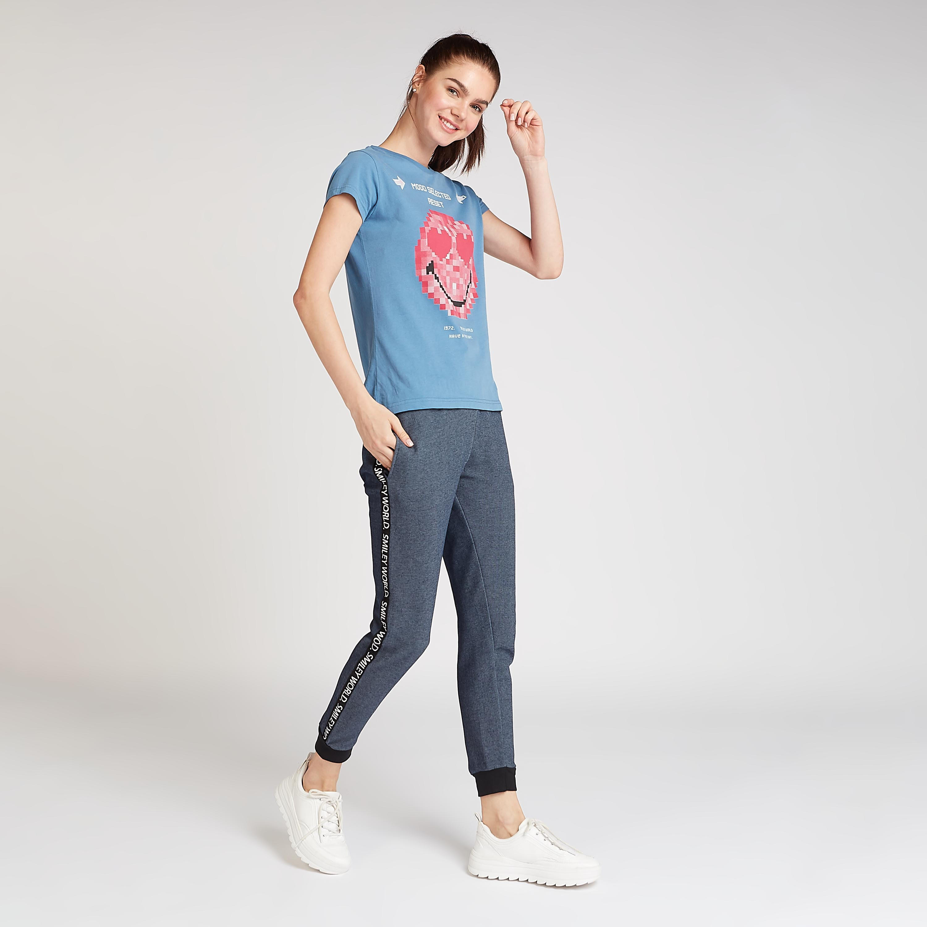 بنطلون رياضي سليم بخصر منخفض وجيوب و طبعات سمايلي وورلد-women-clothing-bottoms-joggers-image-2