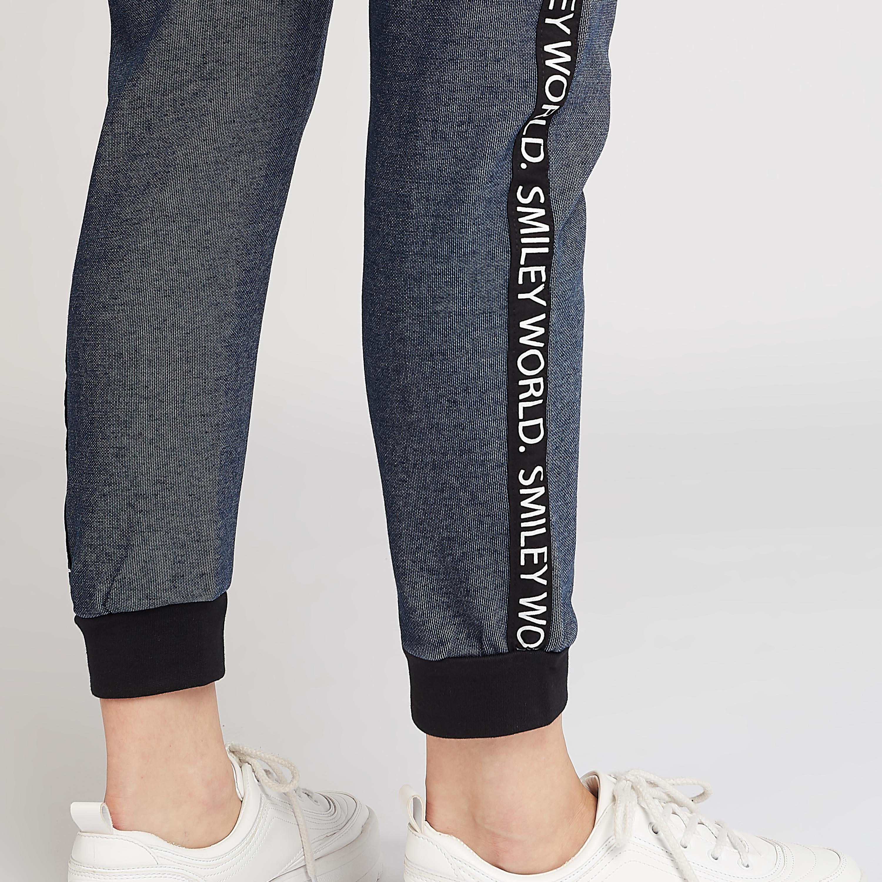بنطلون رياضي سليم بخصر منخفض وجيوب و طبعات سمايلي وورلد-women-clothing-bottoms-joggers-image-3