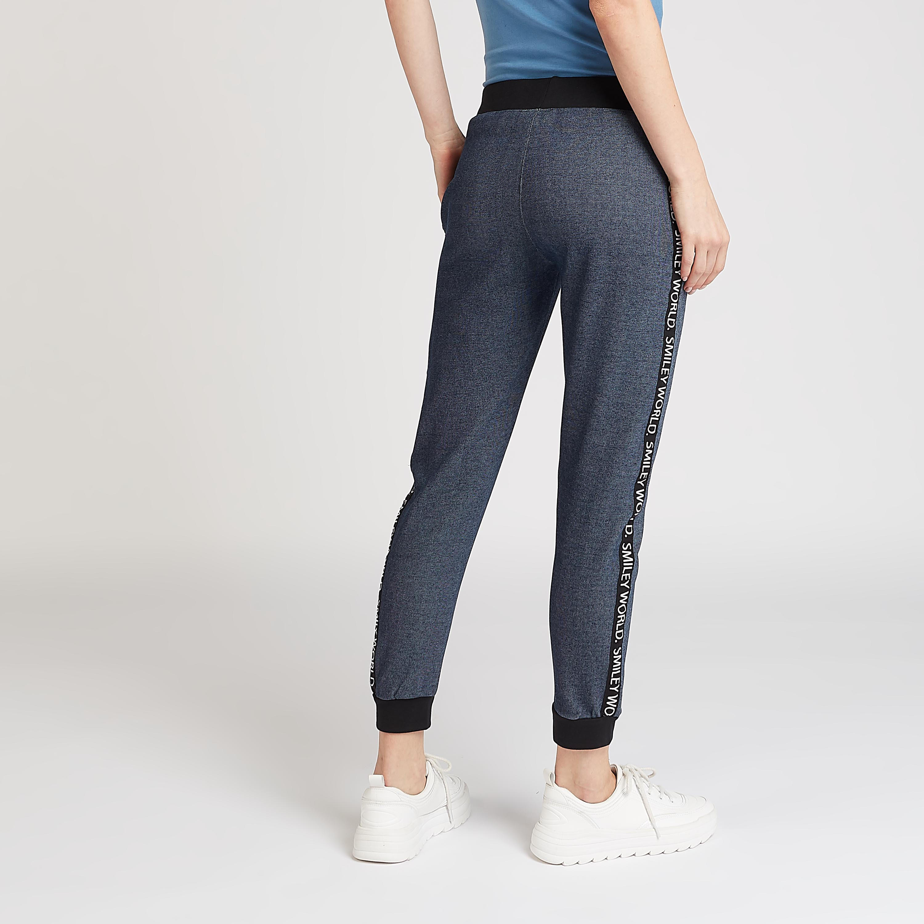 بنطلون رياضي سليم بخصر منخفض وجيوب و طبعات سمايلي وورلد-women-clothing-bottoms-joggers-image-4