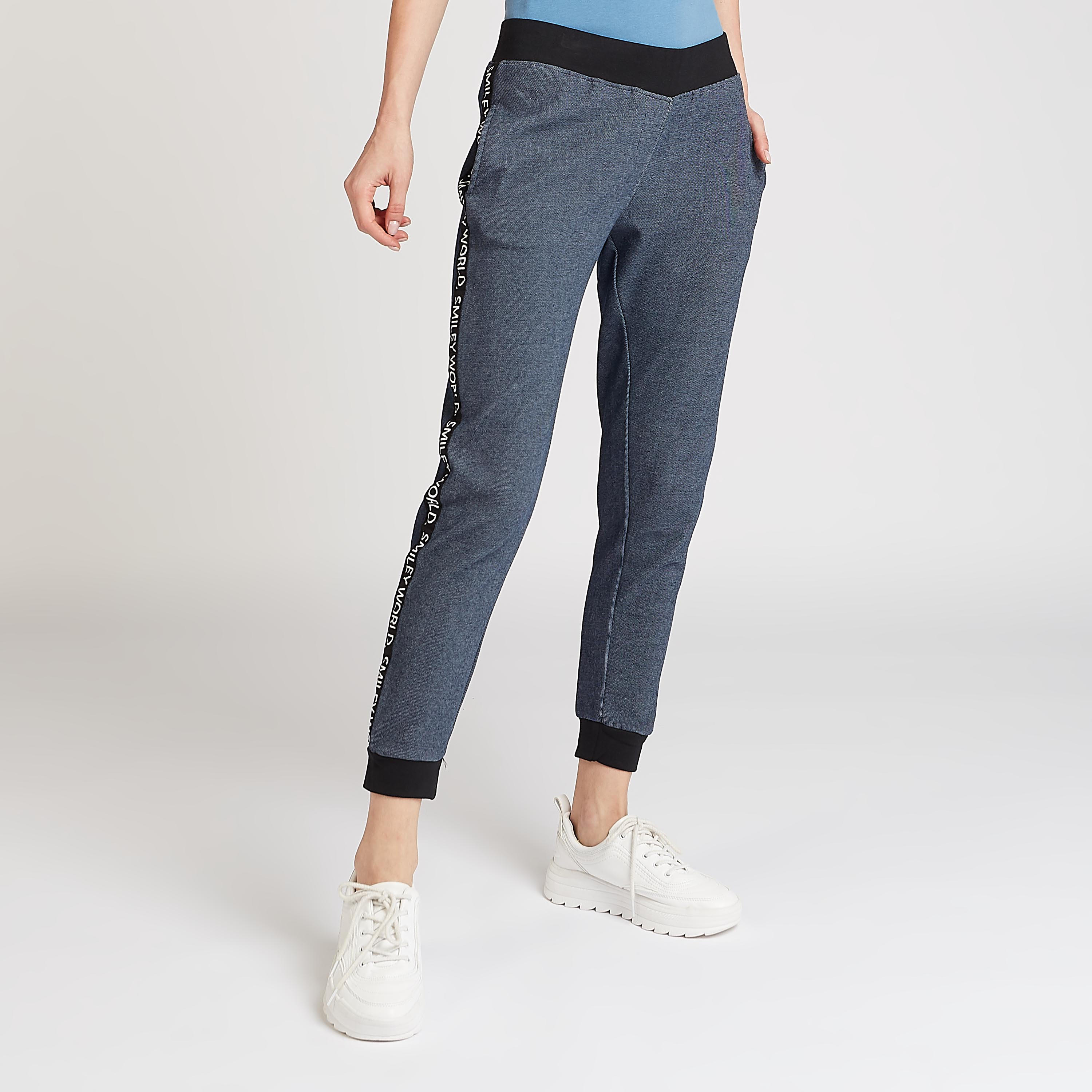 بنطلون رياضي سليم بخصر منخفض وجيوب و طبعات سمايلي وورلد-women-clothing-bottoms-joggers-image-5