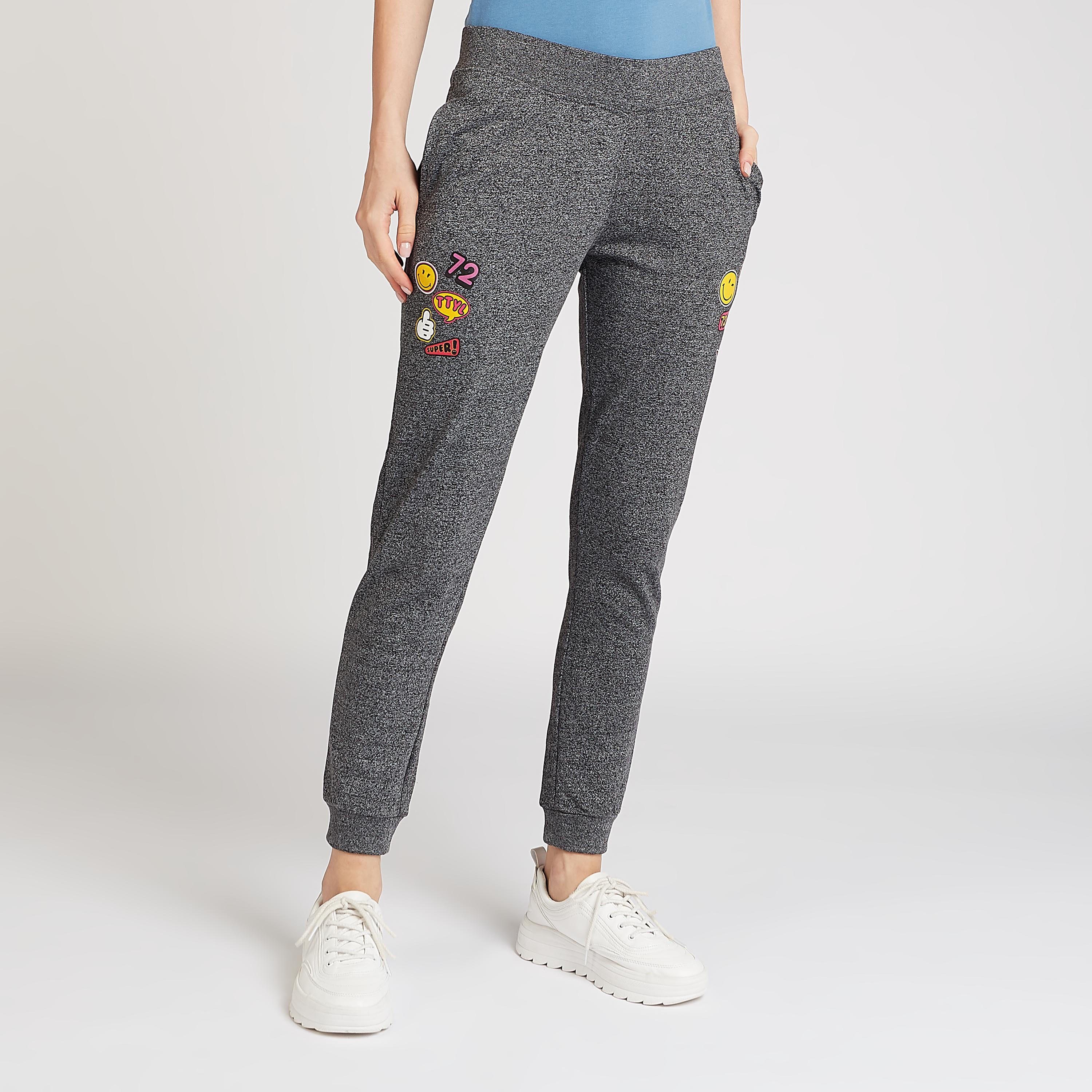 بنطلون رياضي سليم بخصر منخفض وجيوب و طبعات سمايلي وورلد-women-clothing-bottoms-joggers-image-1