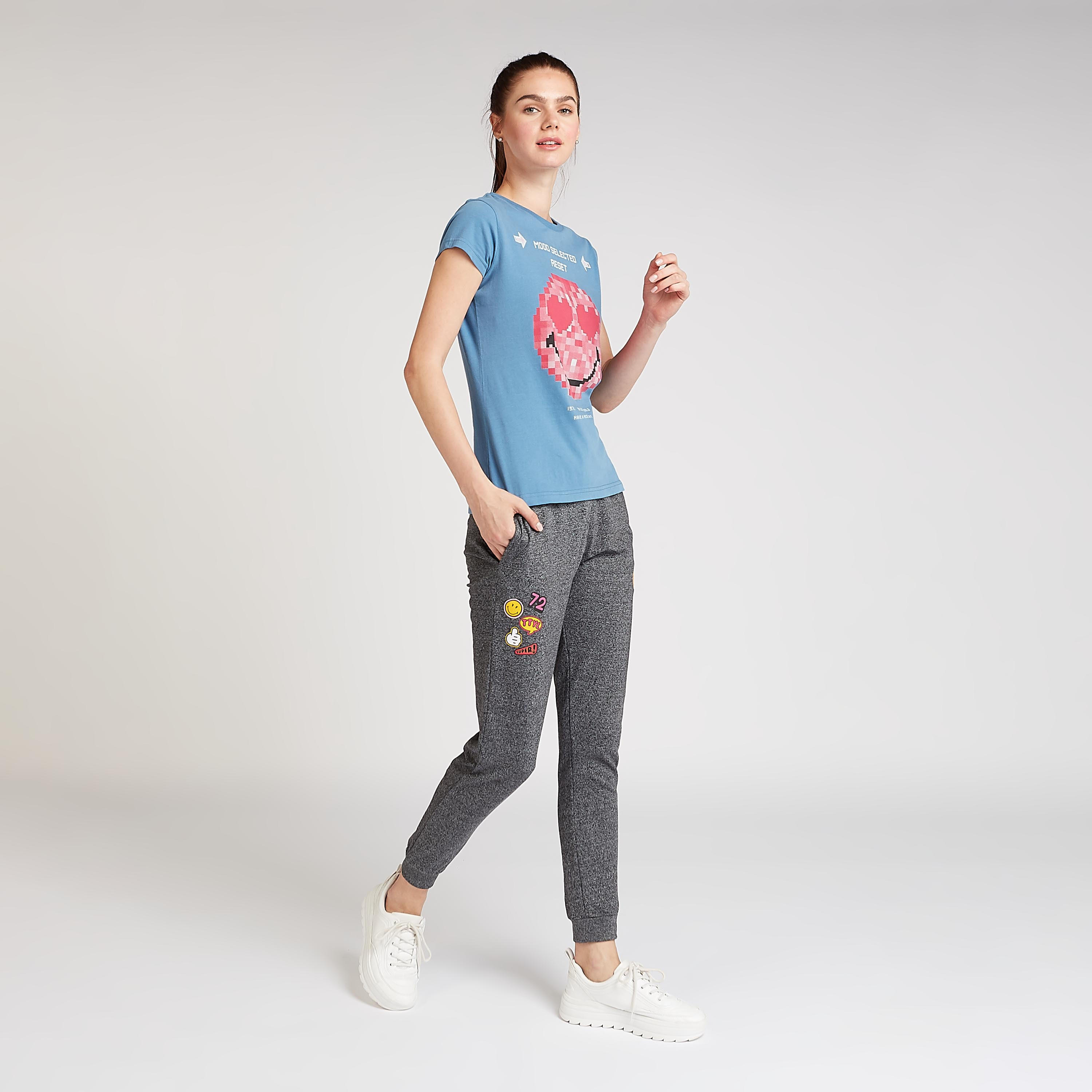 بنطلون رياضي سليم بخصر منخفض وجيوب و طبعات سمايلي وورلد-women-clothing-bottoms-joggers-image-2